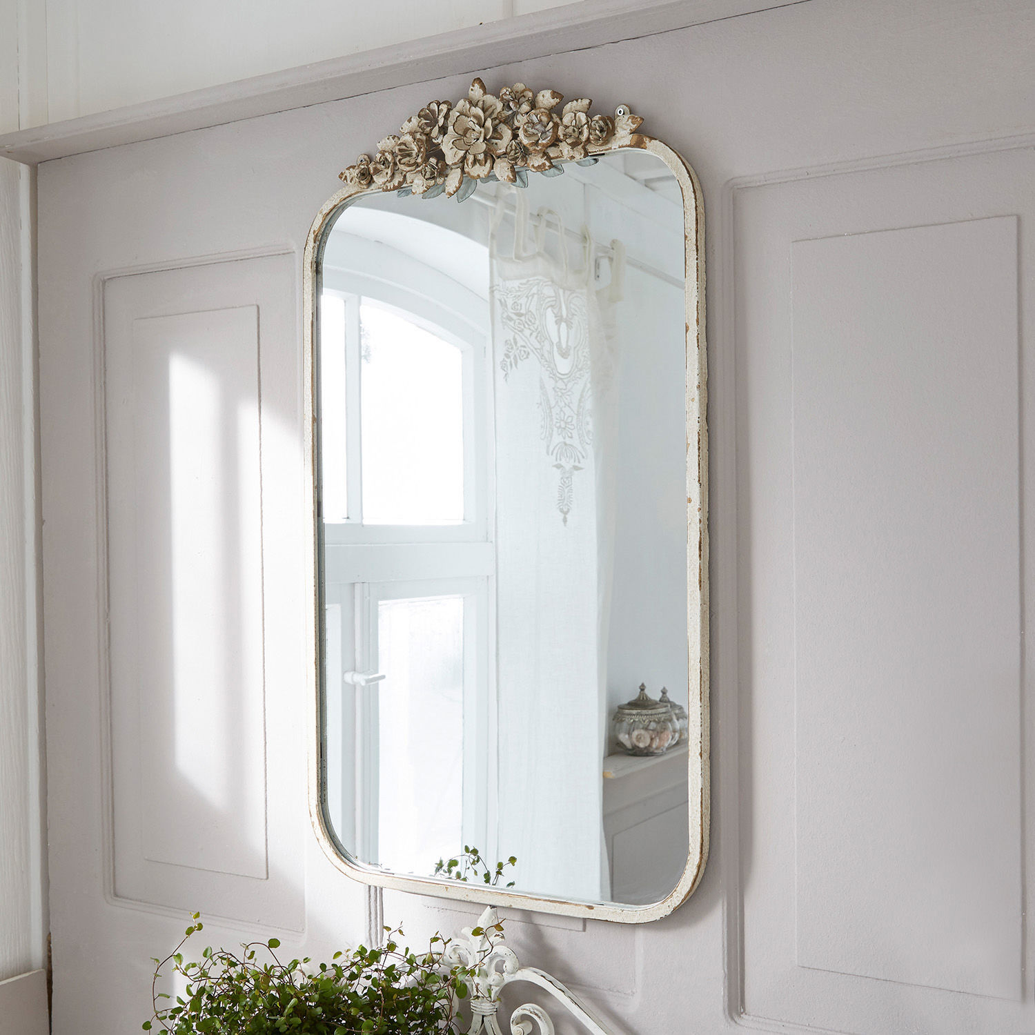 Spiegel Veilleures Wandspiegel mit weißem Shabby-Rahmen und Blumenverzierung im Vintage-Stil