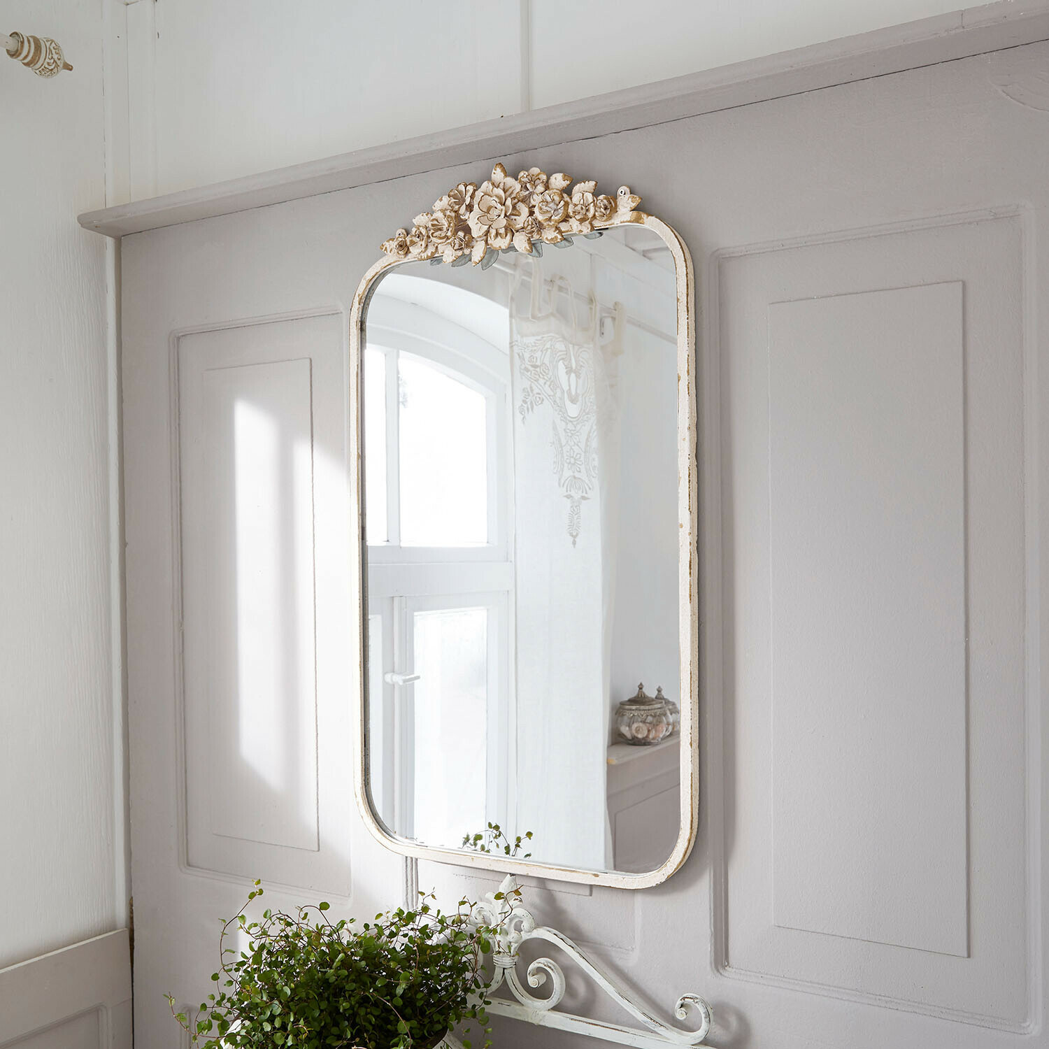Spiegel Veilleures Wandspiegel mit weißem Shabby-Rahmen und Blumenverzierung im Vintage-Stil