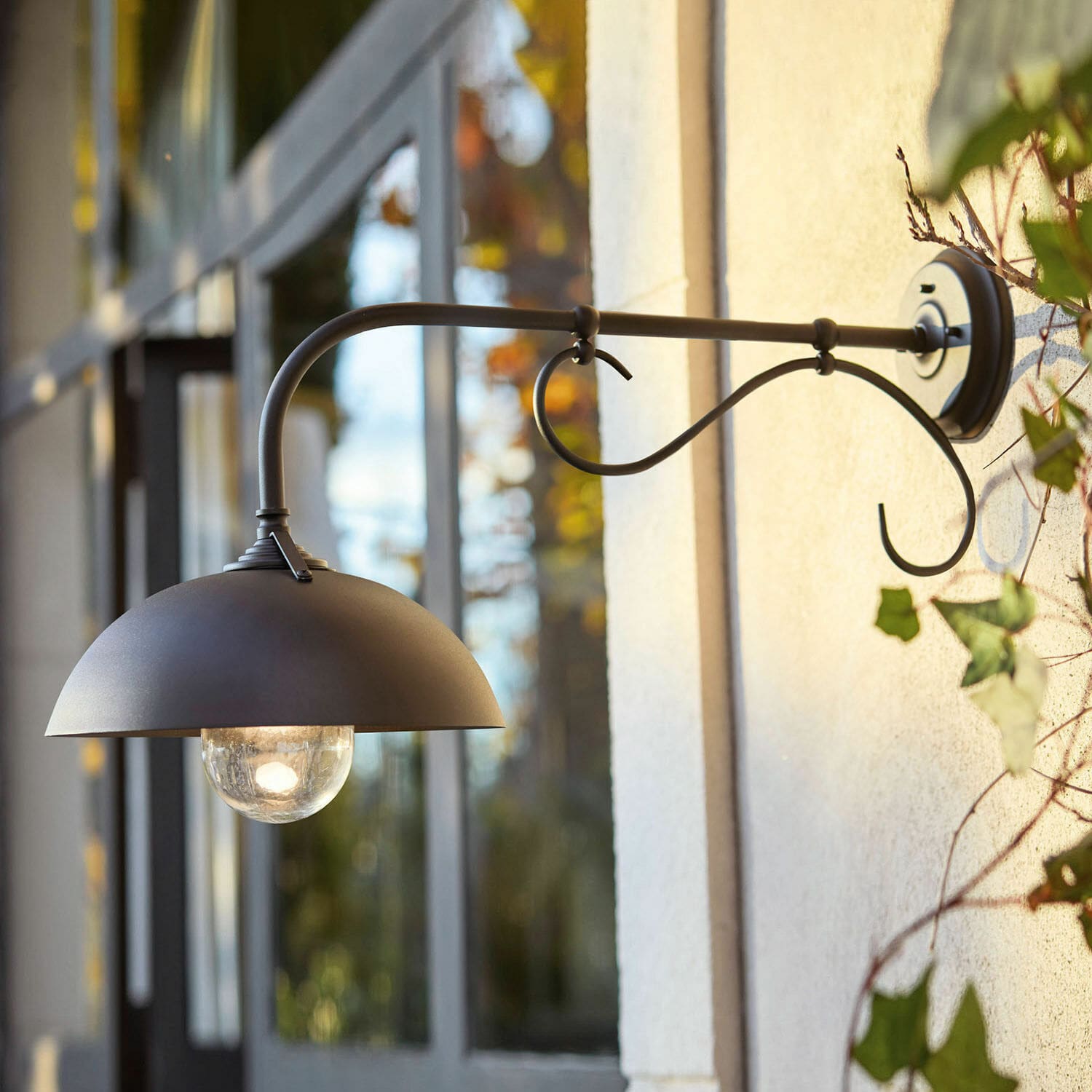 Außenwandlampe Lupia Anthrazitfarbener Außenwandleuchter aus Metall mit Schirm und Glühbirne für Gartenbeleuchtung
