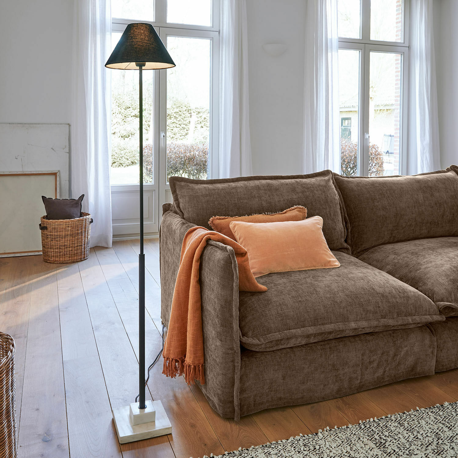 Stehlampe Orvienne Stehlampe mit schwarzem Lampenschirm und Marmorsockel im hellen Wohnzimmer mit braunem Sofa