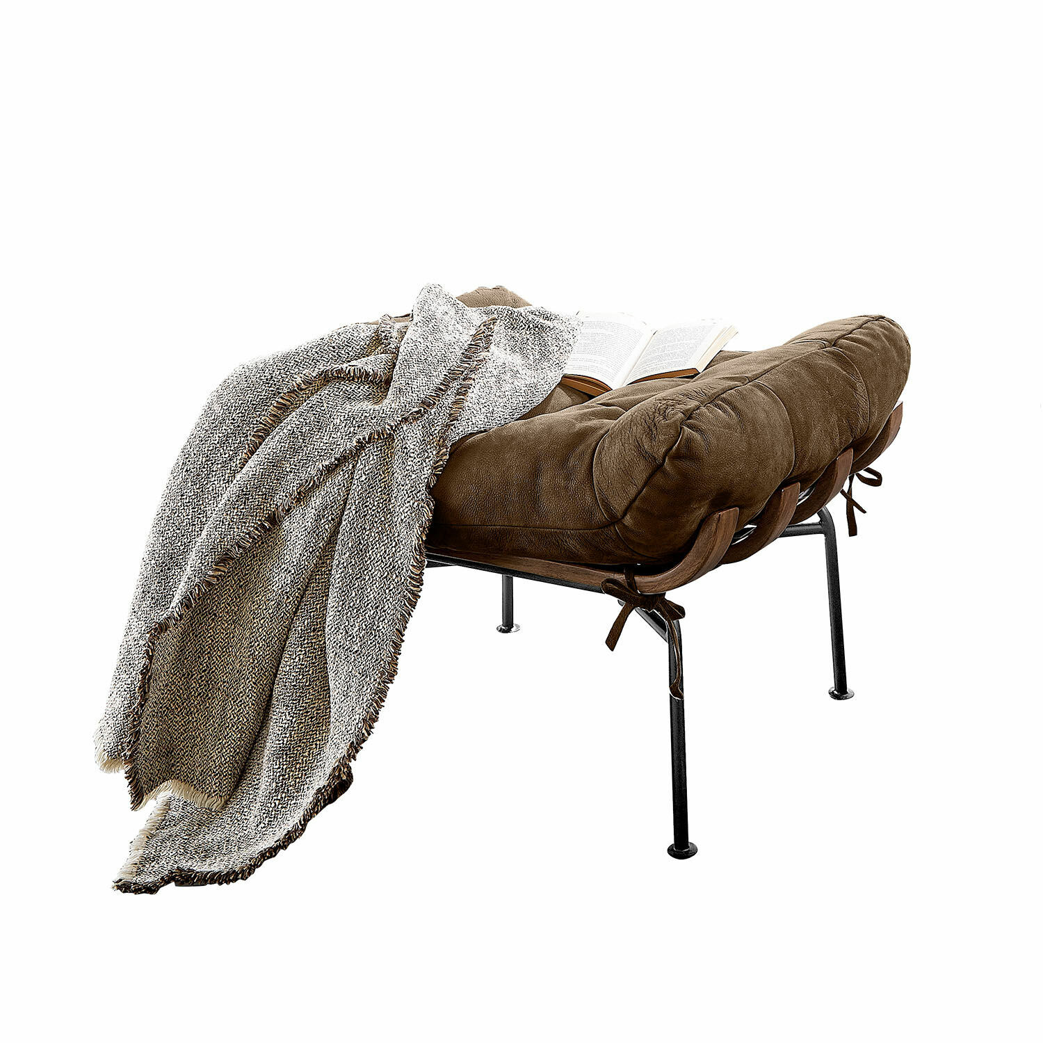 Hocker Horraine Brauner Ledersessel mit Metallbeinen, grauer Decke und offenem Buch auf der Sitzfläche