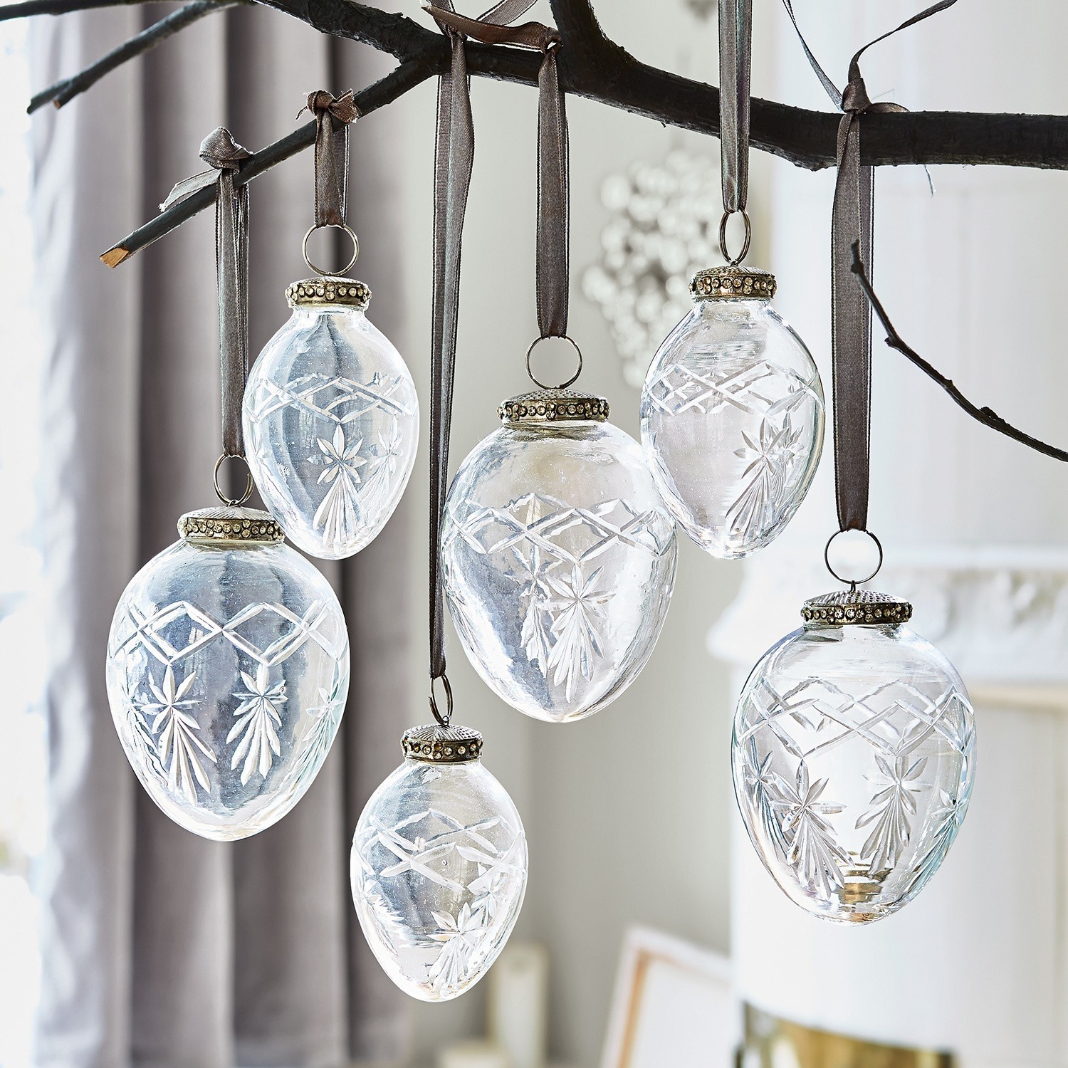 Weihnachtsschmuck 6er Set Roncey Transparente Glasanhänger mit graviertem Muster an braunen Bändern als Weihnachtsdeko