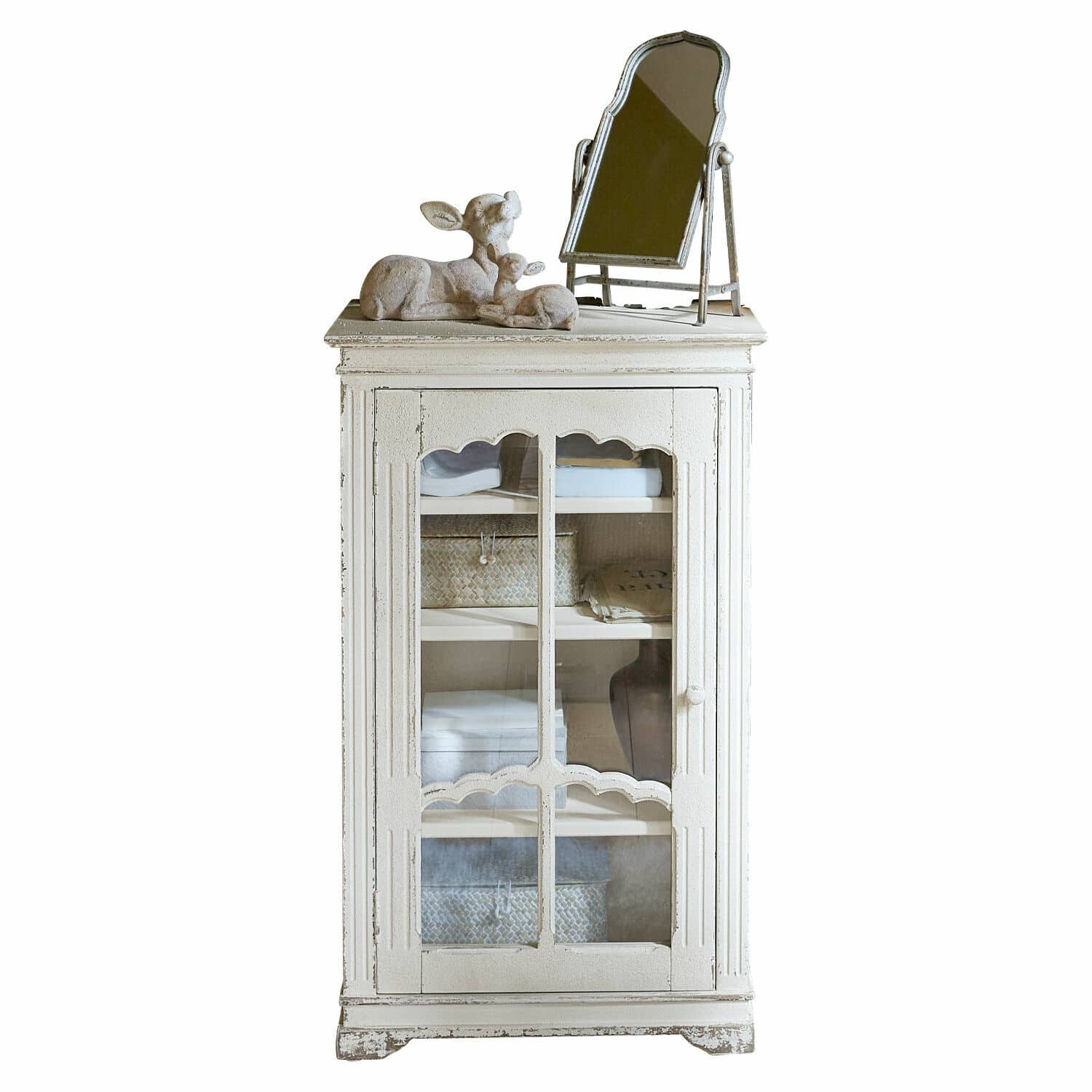 Schrank Querisette Weiße Holzvitrine mit Glastür und dekorativen Figuren auf der Ablage, Vintage-Stil