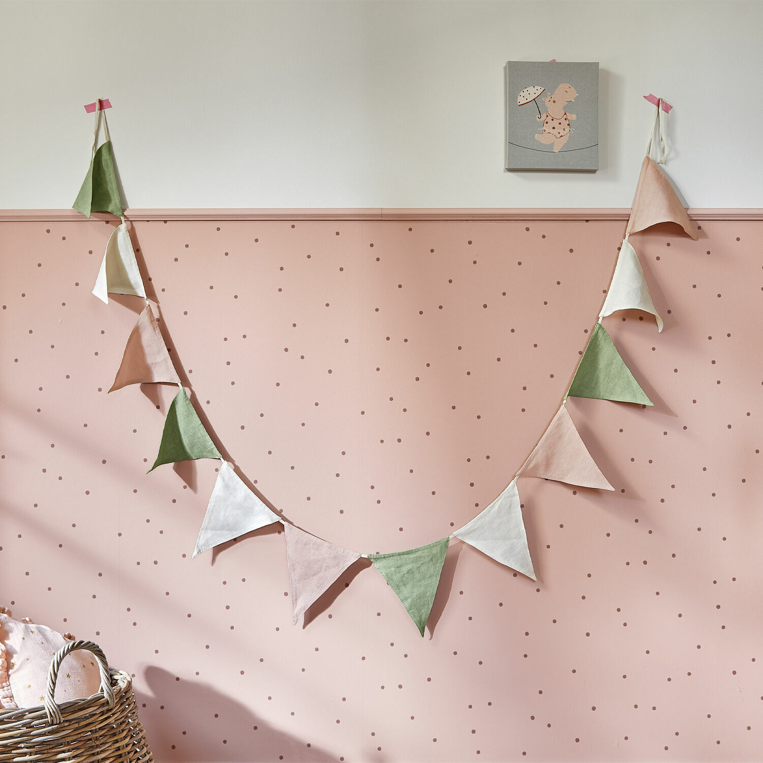 Wimpelgirlande Rêveline Wimpelkette aus Leinen in Pastellfarben an rosa Wand mit Punkten für Kinderzimmerdeko