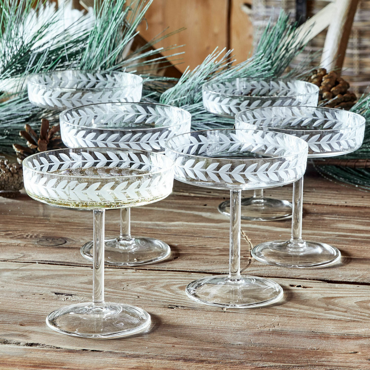 Champagnerglas 6er Set Macomb Sechsteiliges Set aus Glas-Sektkelchen mit graviertem Blattmuster auf rustikalem Holztisch