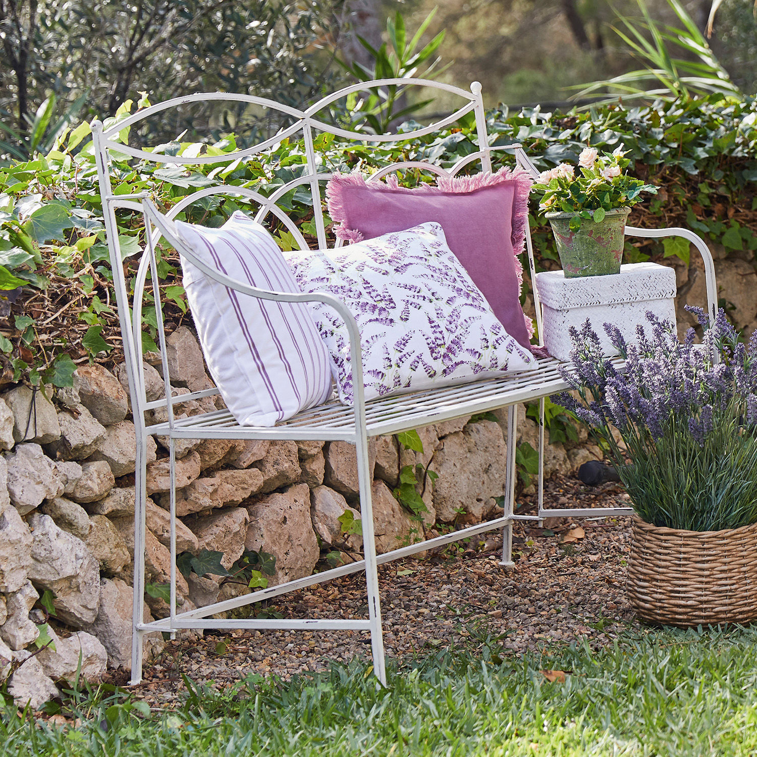 Bank Jablines Weiße Metall-Gartenbank mit violetten Kissen und Lavendel in einem Korb im Garten