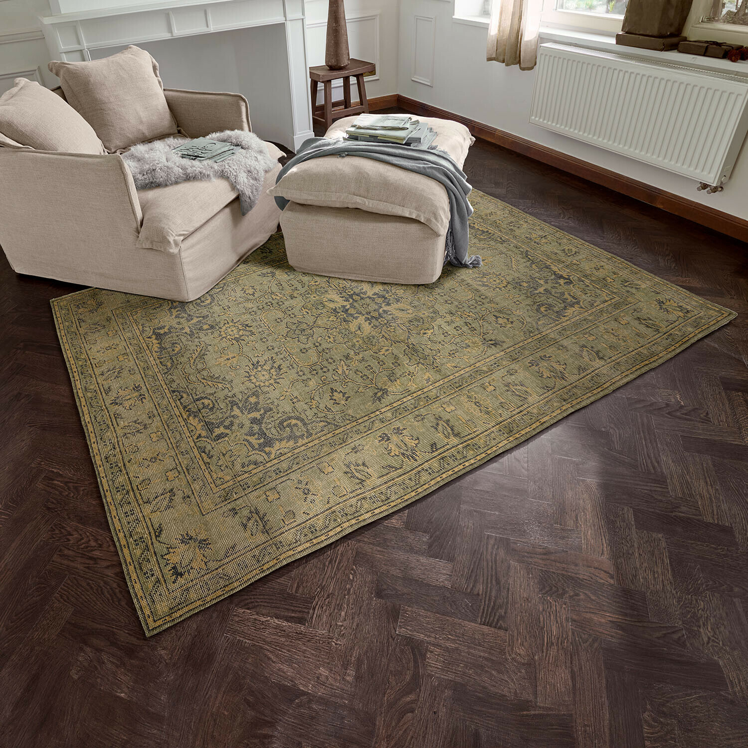 Teppich Marouan Beiger Orientteppich mit Muster auf dunklem Holzboden im Wohnzimmer mit beigem Sessel
