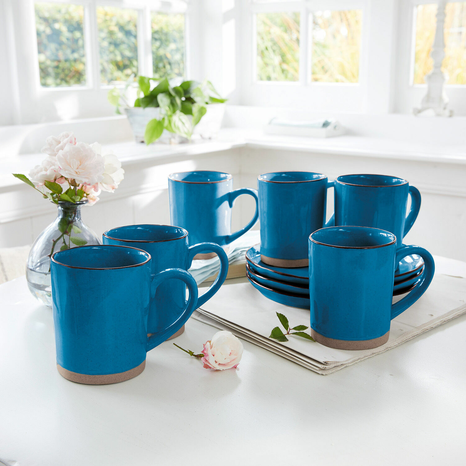 Tasse 6er Set Biarré Sechser-Set blaue Keramiktassen mit braunem Boden auf weißem Tisch in heller Küche