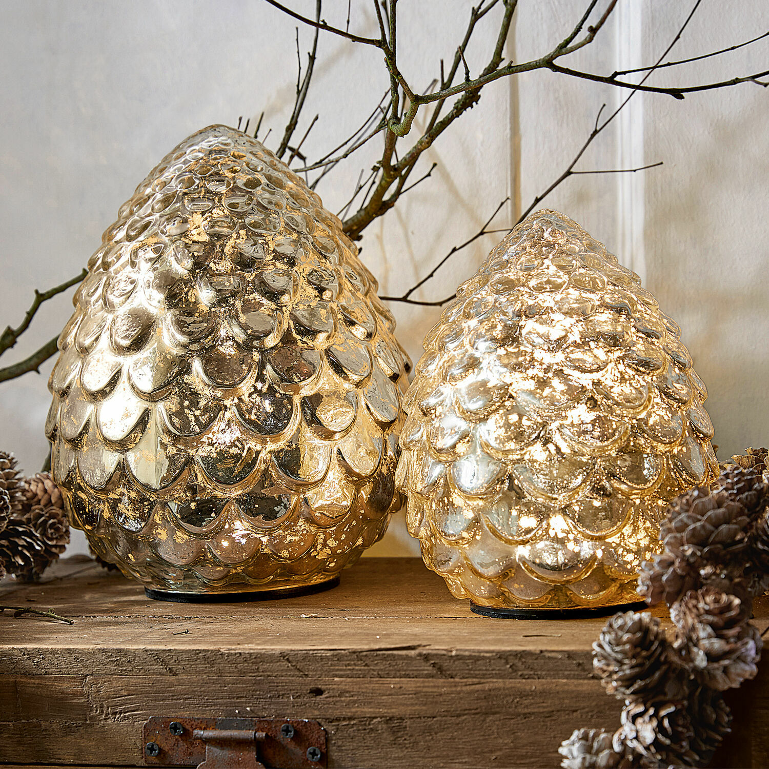 LED-Zapfen 2er Set Ibaque Zwei goldene dekorative Glas-Tannenzapfen mit Schuppenstruktur auf Holzbrett mit Kiefernzapfen