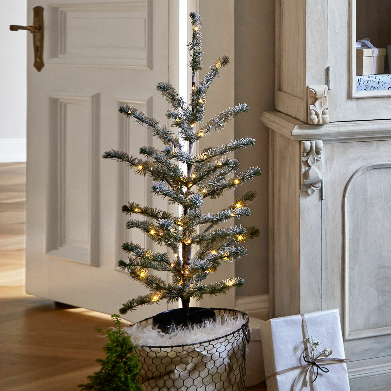 Deko-Baum Lawrence Kleiner künstlicher Weihnachtsbaum mit grünen Zweigen und warmen LED-Lichtern im dekorativen Korb