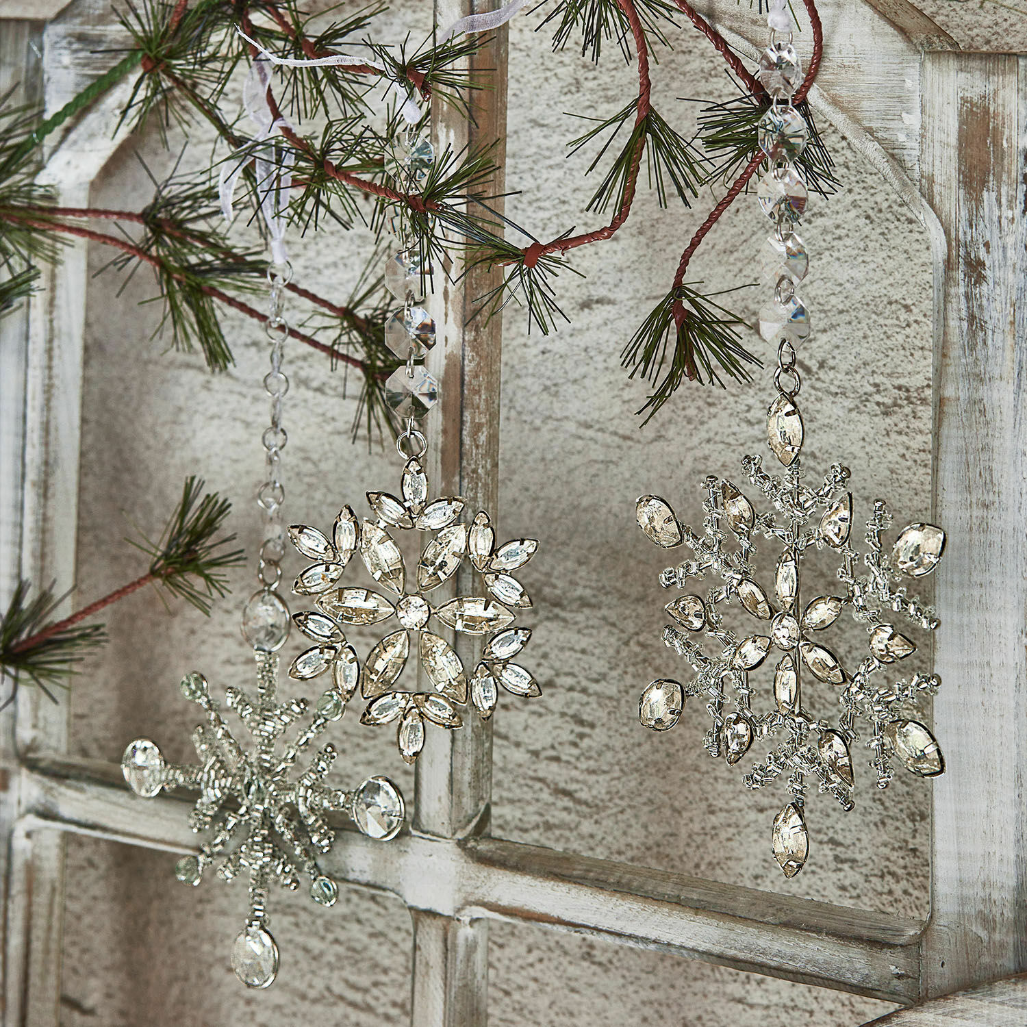 Anhänger 3er Set Aleyna Weihnachtsschmuck in Schneeflockenform aus transparenten Kristallen an Kieferzweigen