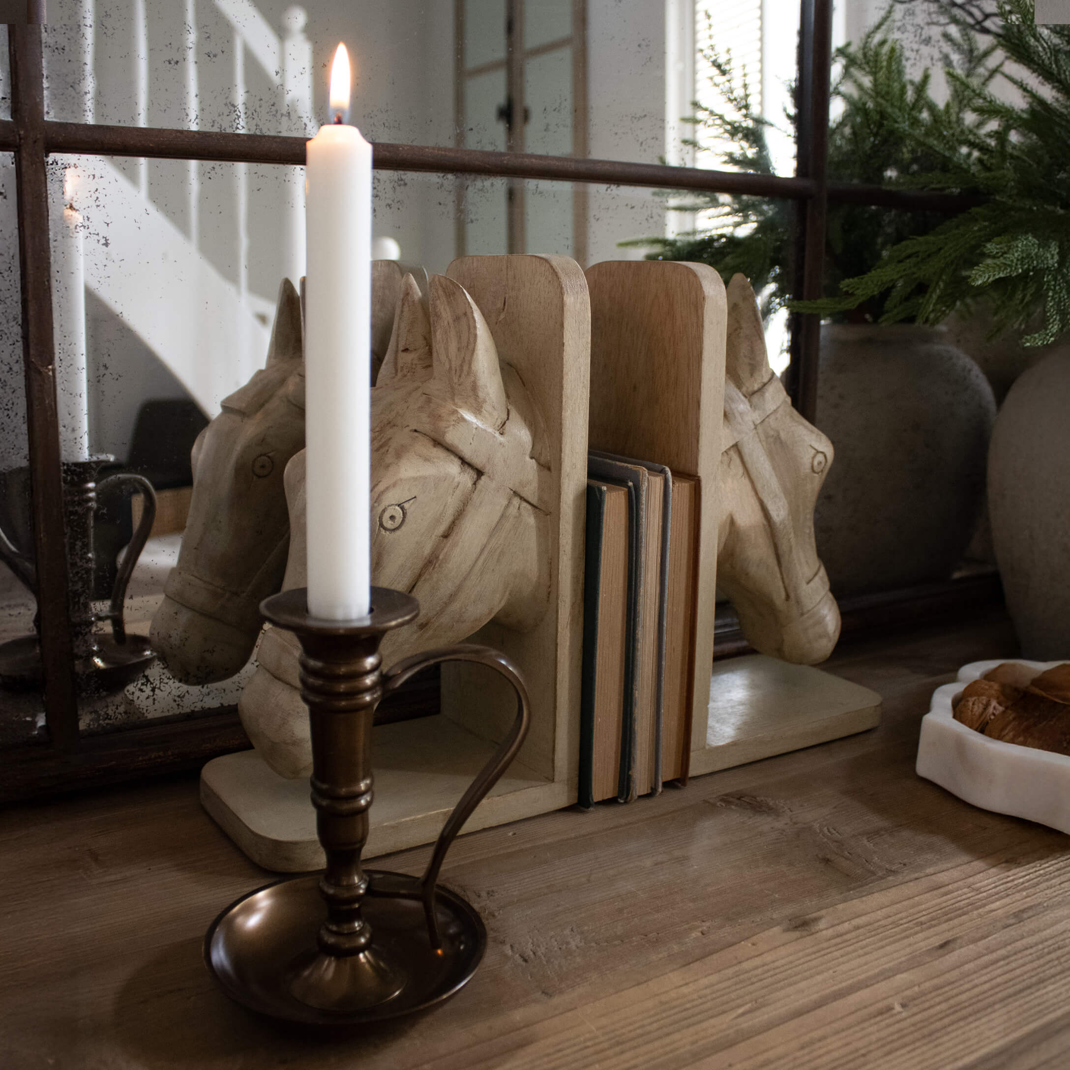 Holz-Buchstützen mit Pferdekopf-Motiv in Naturfarbe auf einem rustikalen Holztisch