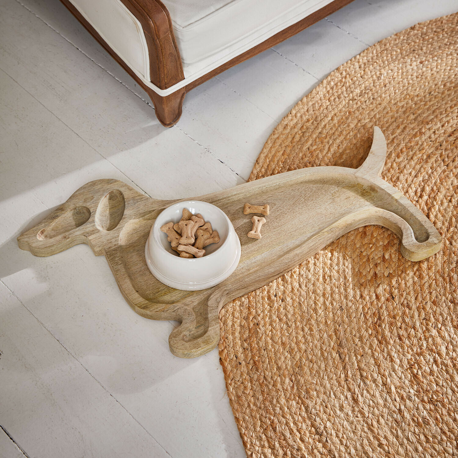 Futternapfunterlage Brisette Hundefutternapf aus Holz in Hundeform mit weißer Keramikschale und Hundekeksen