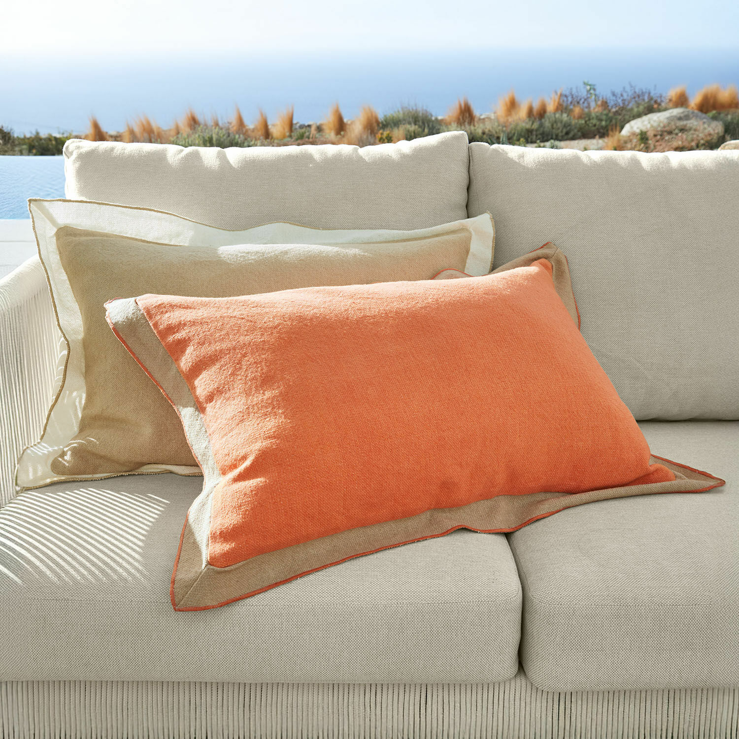 Kissenhülle 2er Set Florcelles Beige Sofa mit drei dekorativen Kissen in Orange und Beige aus Baumwollstoff für Wohnzimmer