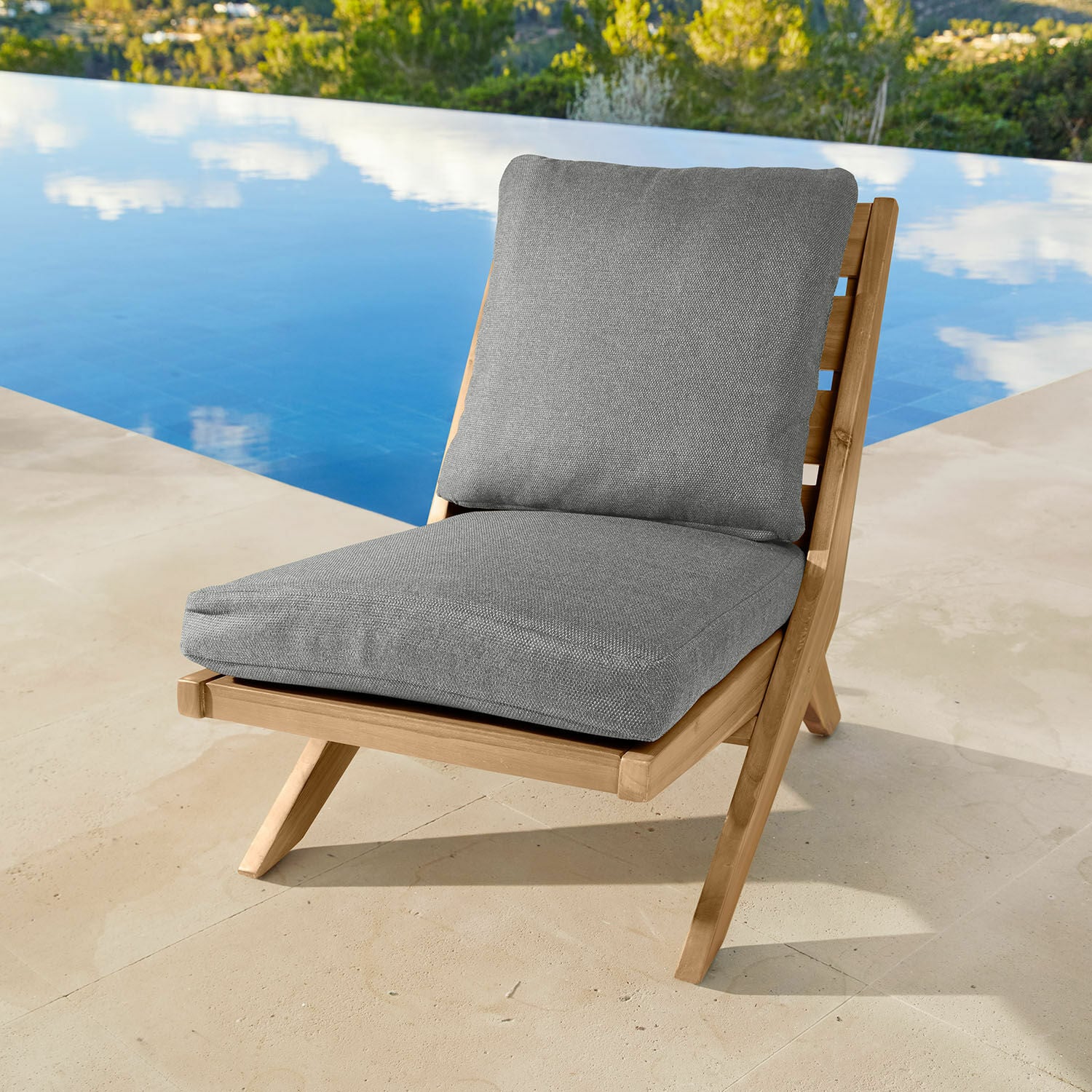 Loungestuhl FSC®-100% Montivaux Liegestuhl aus Teakholz mit grauen Polstern, ideal zum Entspannen am Pool