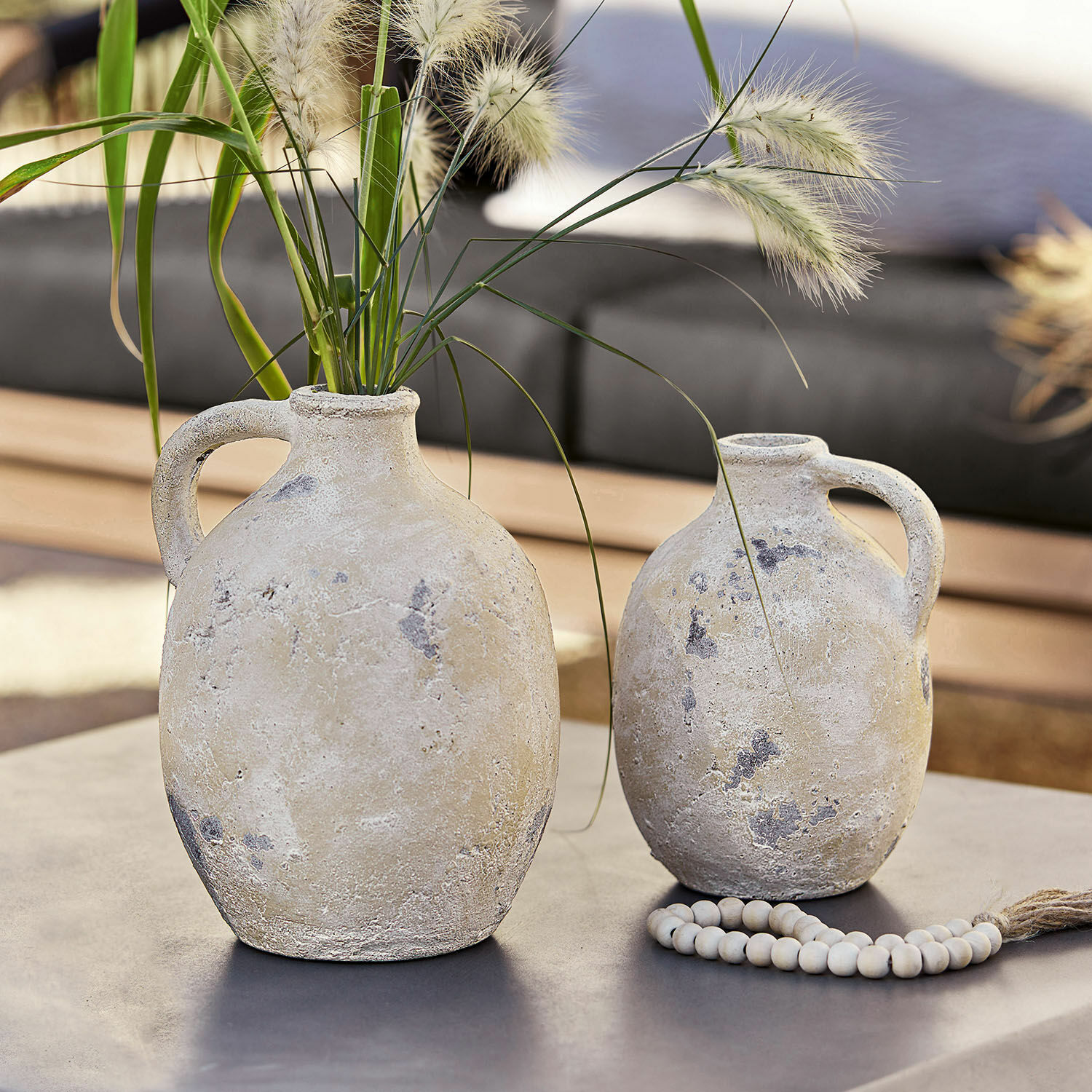 Vase 2er Set Yvorne Zwei rustikale Keramikvasen in Beige auf Tisch, Dekoration für Innen- und Außenbereich