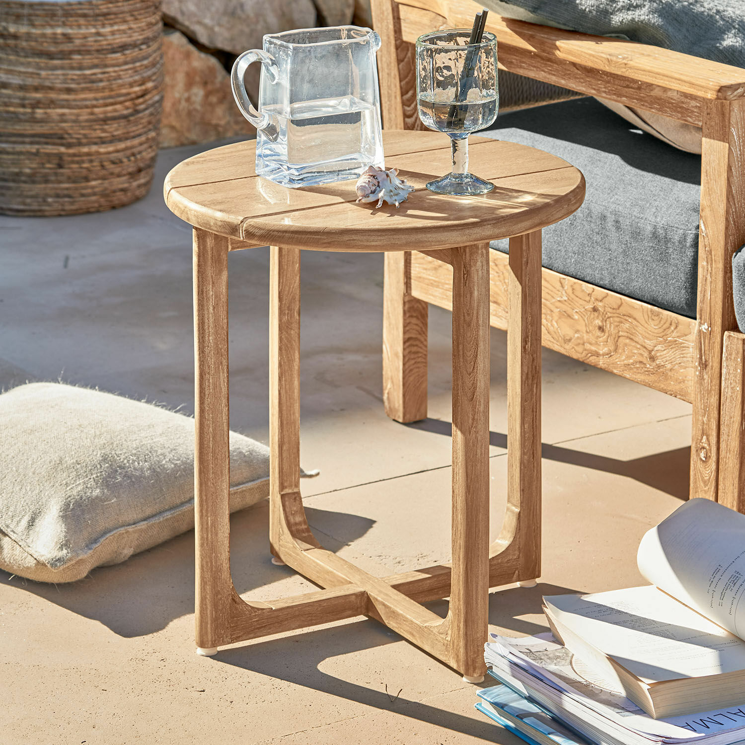 Beistelltisch Tewksbury Runder Beistelltisch aus naturfarbenem Teakholz für Terrasse oder Balkon im Außenbereich