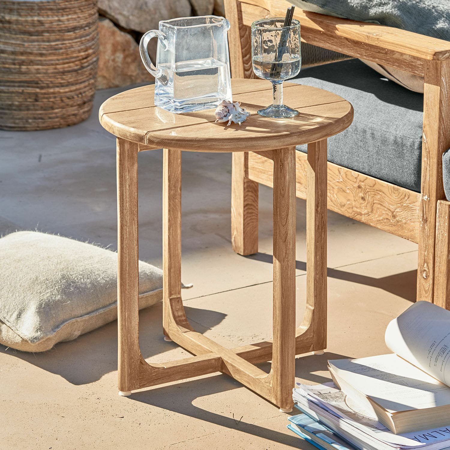 Beistelltisch Tewksbury Runder Beistelltisch aus naturfarbenem Teakholz für Terrasse oder Balkon im Außenbereich