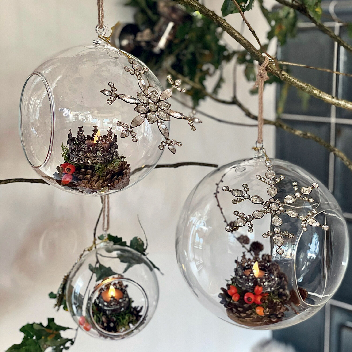 Stylebox Glaszauber Glaskugeln mit Schneeflockenanhängern und Kerzen im Inneren an Zweigen hängend, Weihnachtsdeko