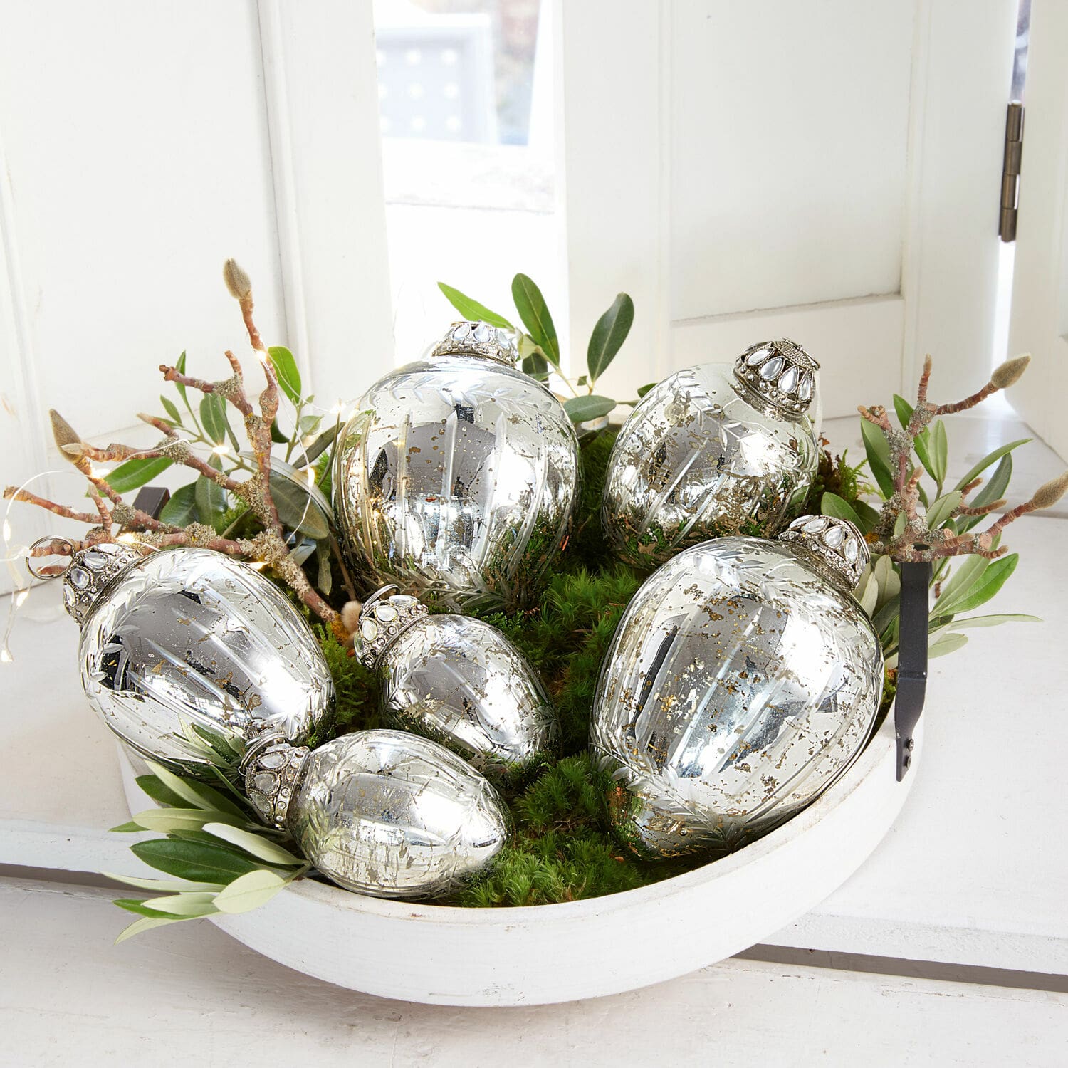 Osterei 6er Set Lacul Dekorative silberne Glas-Weihnachtskugeln mit Muster in weißer Schale mit grünen Blättern und Moos