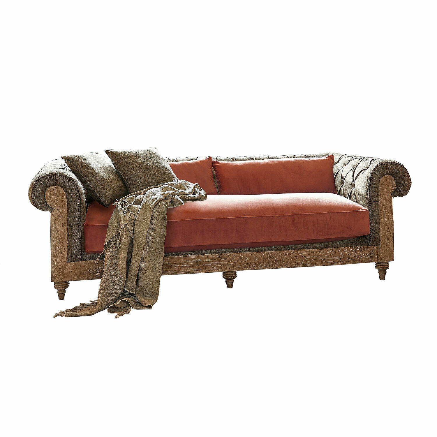 braun/terrakotta Kanani Sofa aus braunem Stoff mit terrakottafarbenen Kissen und Holzrahmen im Vintage-Stil