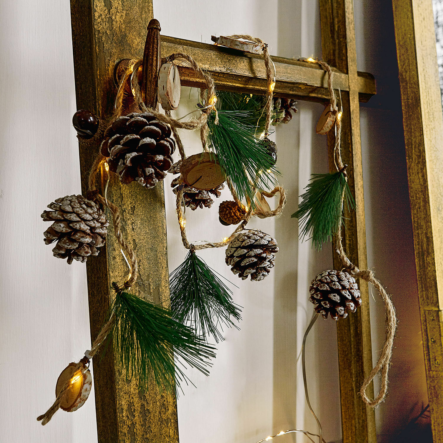 Lichterkette Clay Weihnachtsgirlande mit Zapfen, grünen Zweigen und Lichterkette an Juteschnur zur Raumdekoration