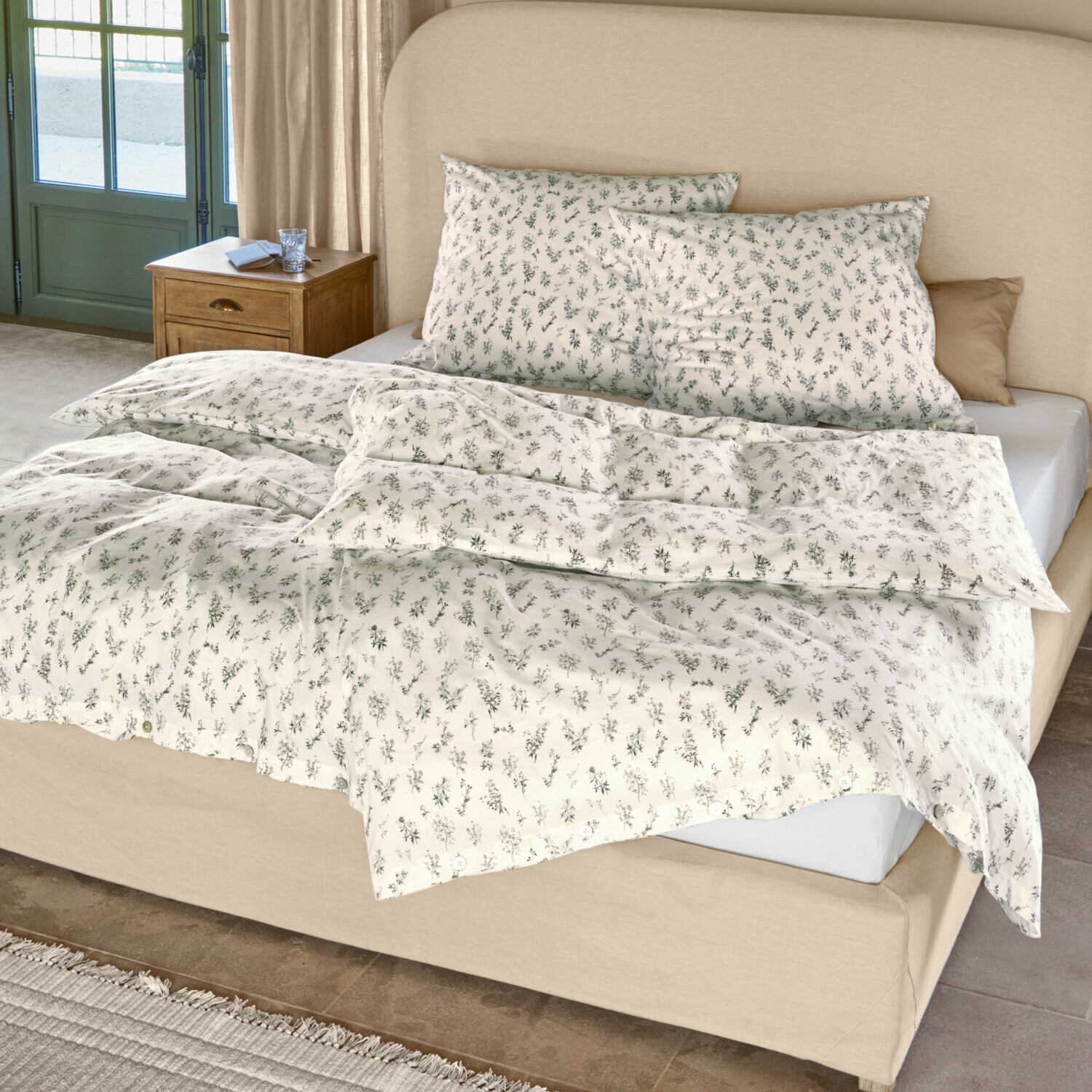 Bettwäsche Somerlyn Baumwoll-Bettwäsche in Creme mit zartem grünem Pflanzenmuster auf Bett mit beigem Kopfteil