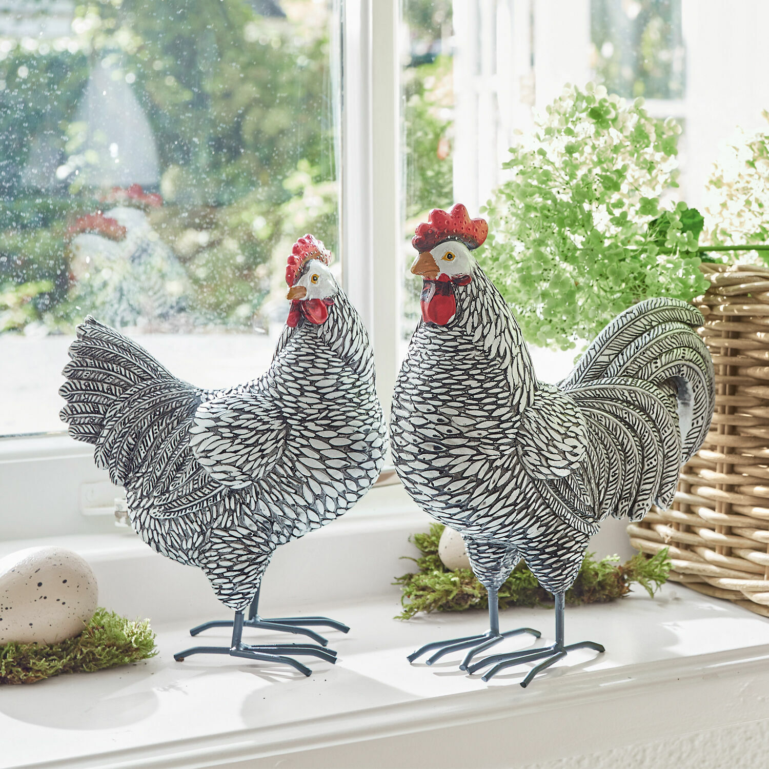 Deko-Huhn 2er Set Mannis Dekorative Metallfiguren Hahn und Henne in Schwarz-Weiß auf Fensterbank mit grünen Pflanzen