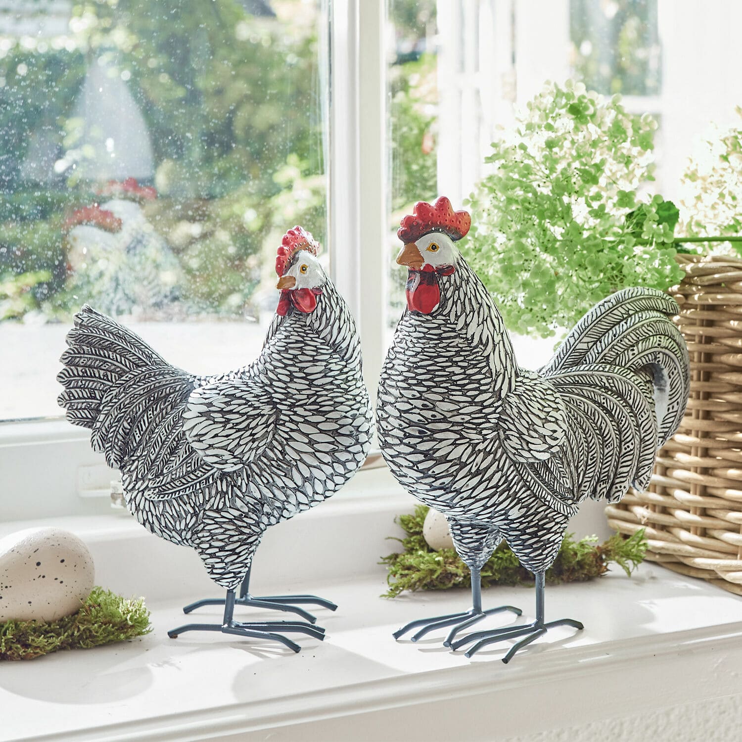 Deko-Huhn 2er Set Mannis Dekorative Metallfiguren Hahn und Henne in Schwarz-Weiß auf Fensterbank mit grünen Pflanzen