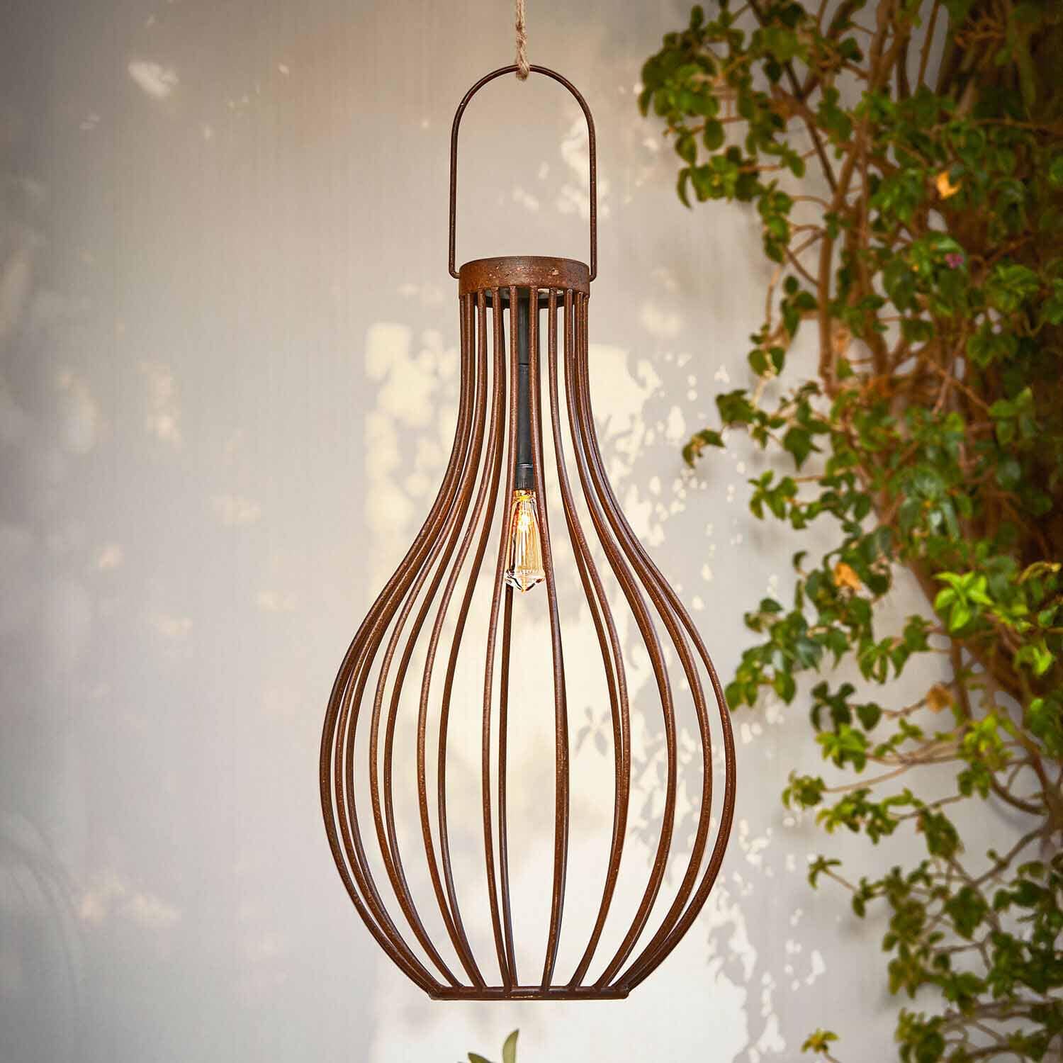 Hängende Metalllampe in rostiger Optik in Birnenform mit sichtbarer Glühbirne, Gartendekoration