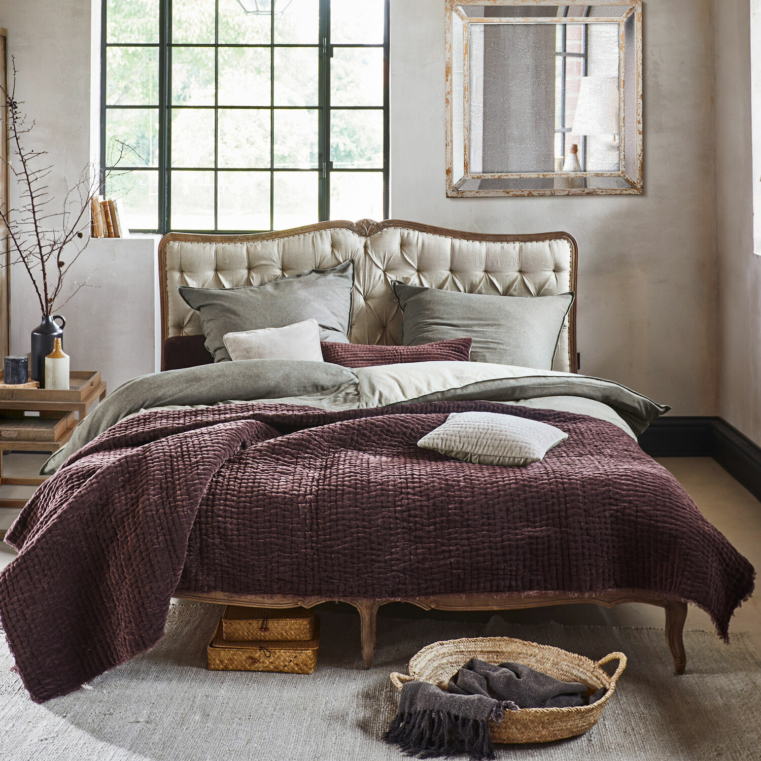 Bett Declaire Bett mit beigem, gepolstertem Kopfteil und violettem Steppbett im Vintage-Stil