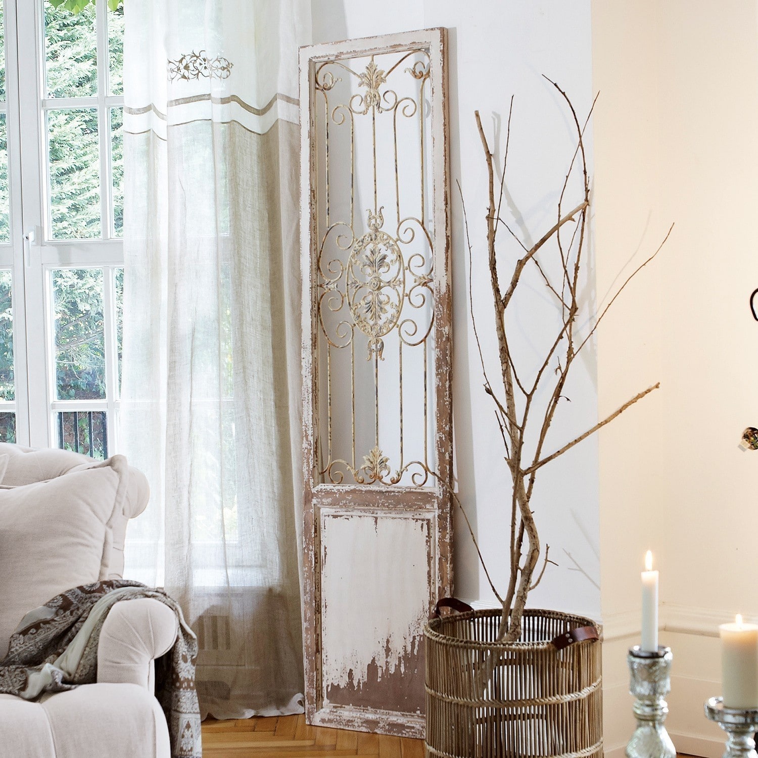 Deko-Paneel Versailles Rustikale Wanddekoration aus Metall und Holz in weißem Used-Look im Wohnzimmer