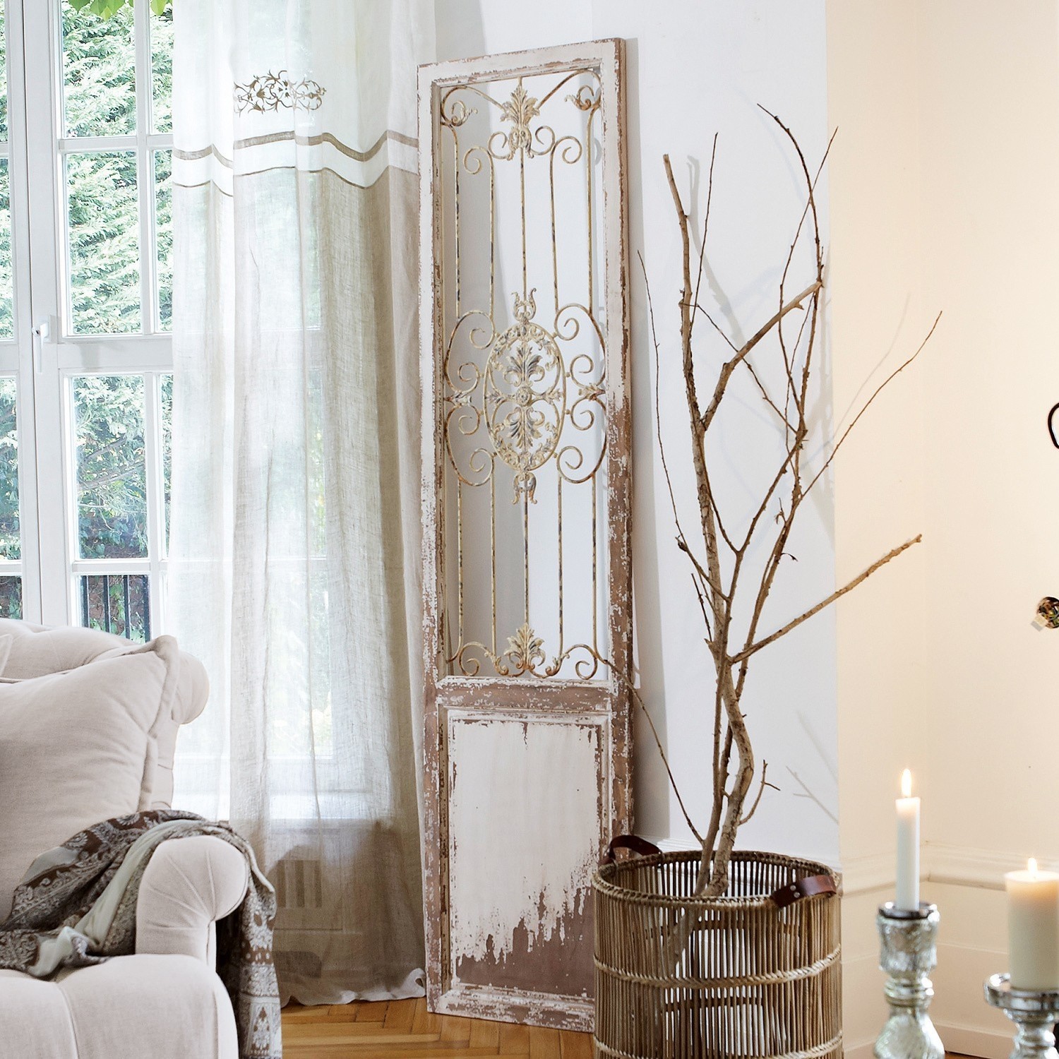 Deko-Paneel Versailles Rustikale Wanddekoration aus Metall und Holz in weißem Used-Look im Wohnzimmer