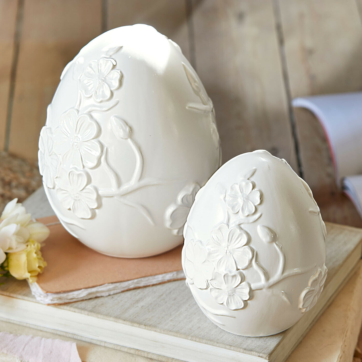 Osterei 2er Set Vent Élysien Weiße Keramik-Eier mit erhabenen Blumenmustern als dekorative Frühlingsdeko auf Büchern