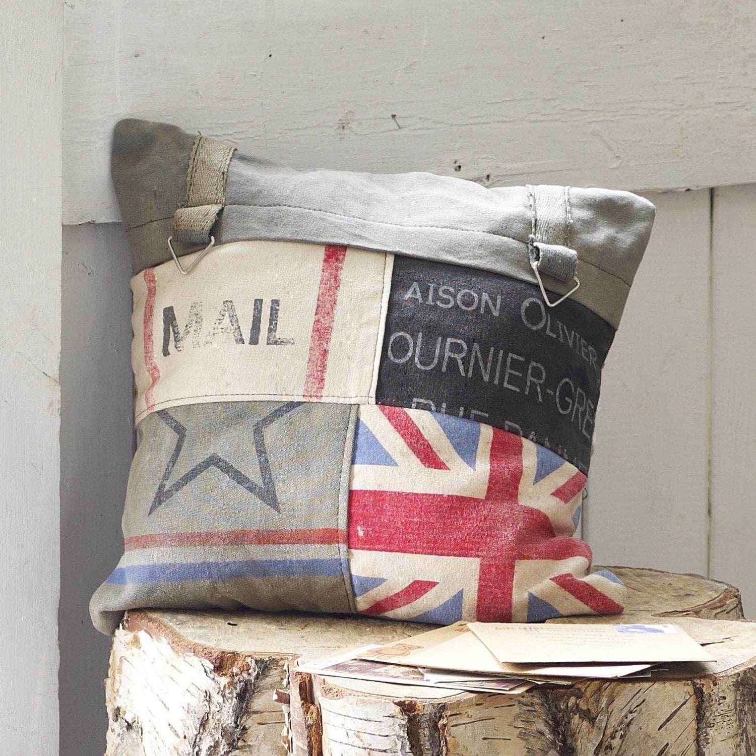 Kissen Olivier Dekoratives Baumwollkissen mit Vintage-Flaggen- und Textdruck in Beige und Grau