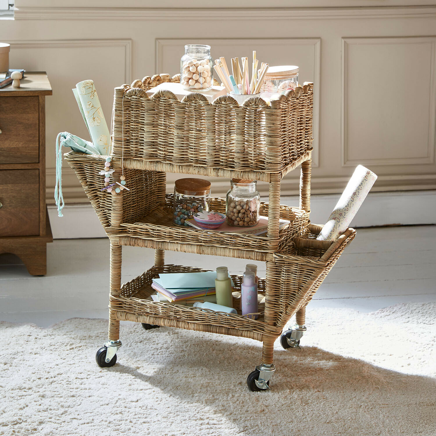 Natürlicher Rattantrolley auf Rollen mit drei Ablagen und seitlichen Fächern zur Aufbewahrung von Büroartikeln