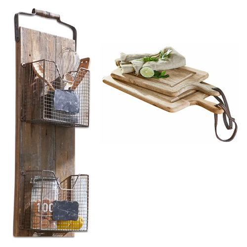 Holzbrett mit Metallkörben zur Aufbewahrung von Küchenutensilien und Set aus hellen Holz-Schneidebrettern