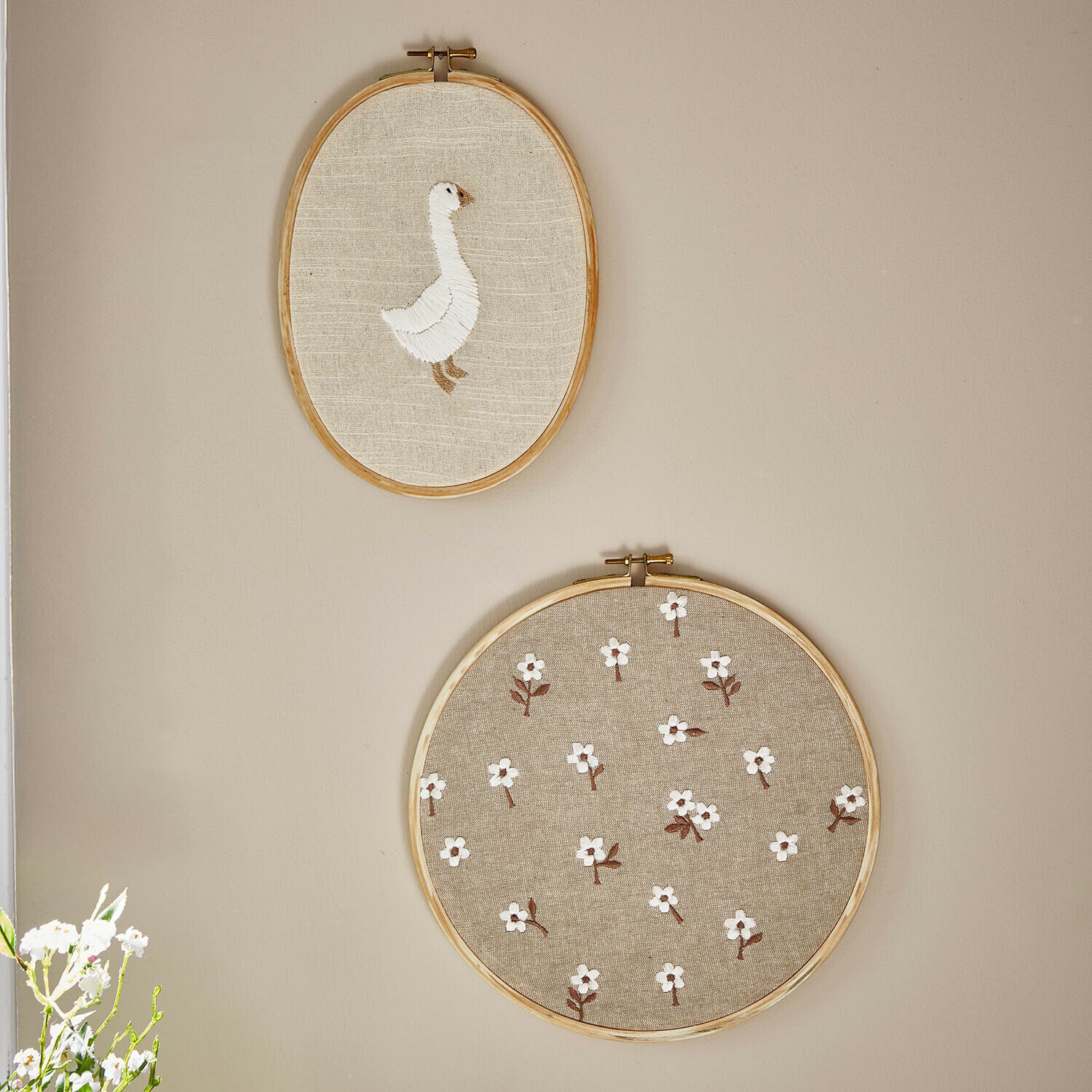 Bild 2er Set Tillyboo Zwei bestickte Stickrahmen aus Naturleinen mit weißer Gans und Blumenmuster an der Wand