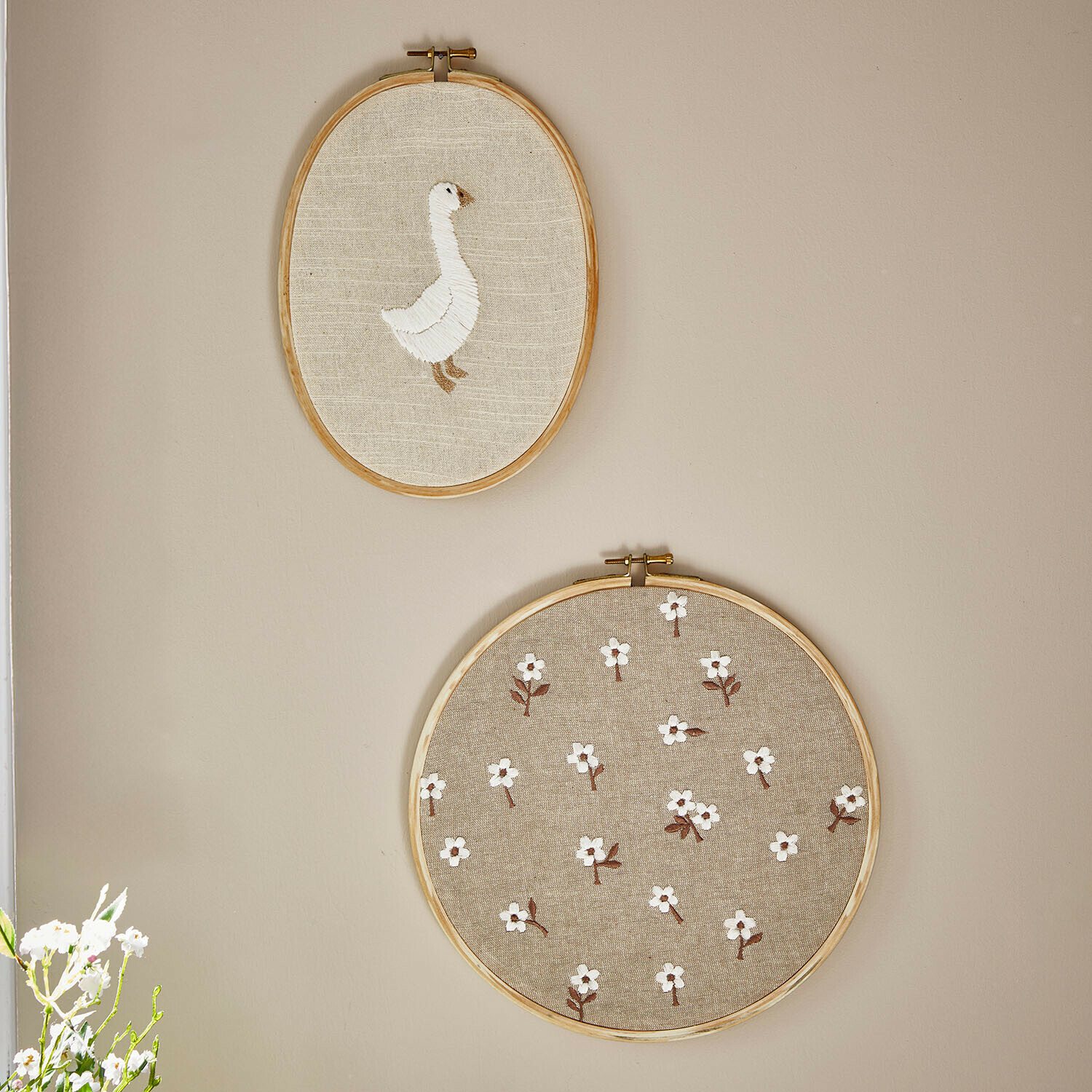 Bild 2er Set Tillyboo Zwei bestickte Stickrahmen aus Naturleinen mit weißer Gans und Blumenmuster an der Wand