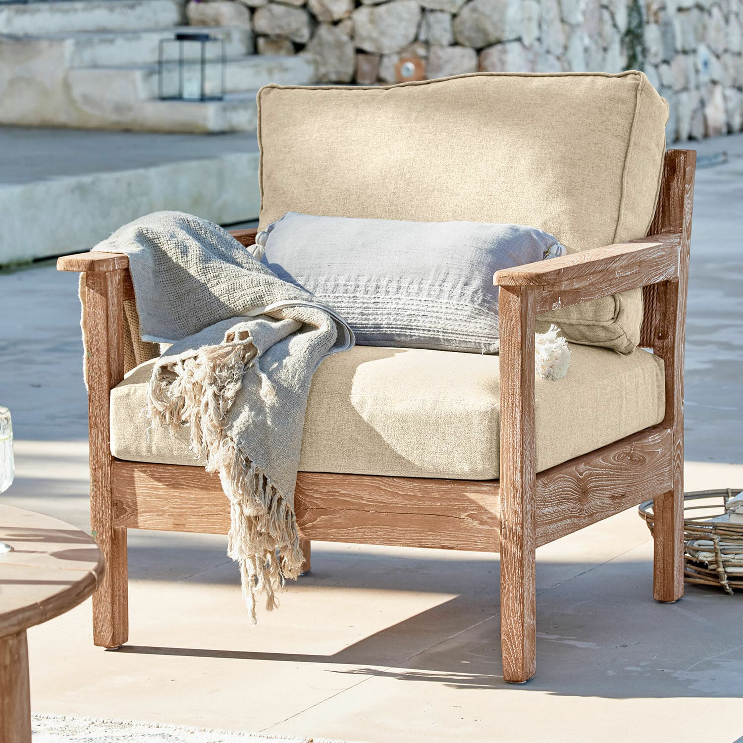 Sessel Pendlewick Sessel aus hellem Holz mit beigen Polstern und grauer Decke, ideal für Garten und Terrasse