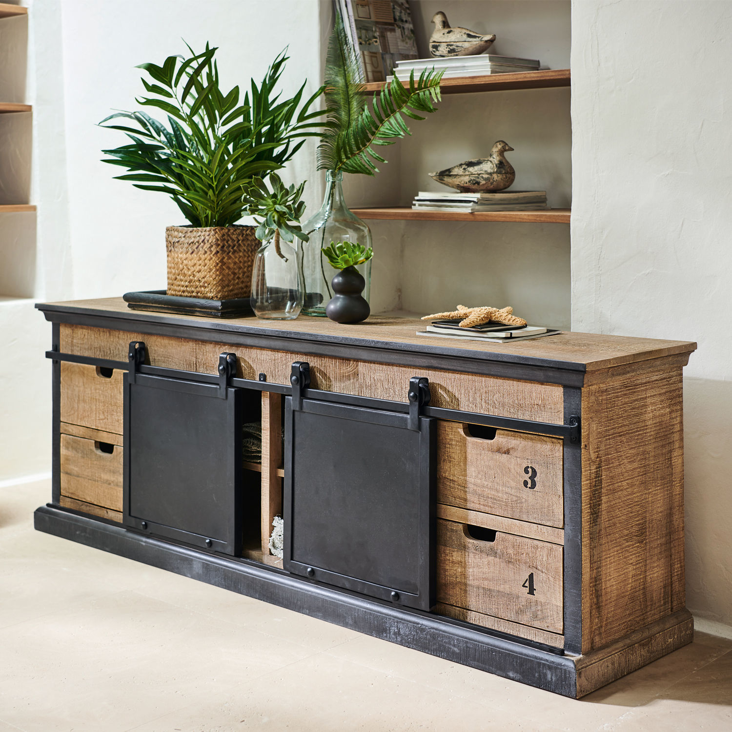 Sideboard Vulmont Sideboard aus Mangoholz mit schwarzen Schiebetüren aus Metall und grünen Pflanzen im Industrie-Stil