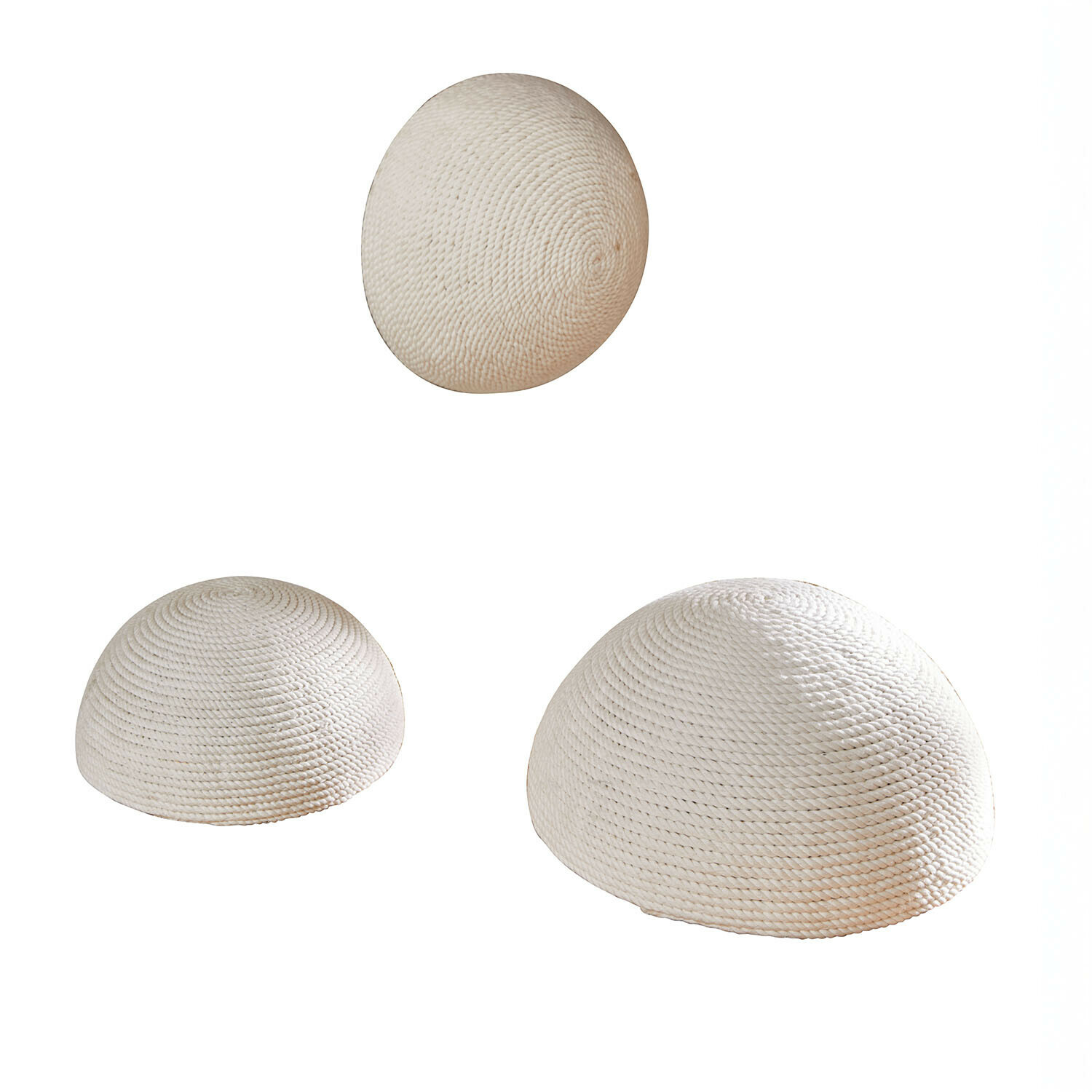 Kratzornament 3er Set Hallira Drei weiße halbrunde Dekokugeln aus geflochtenem Material mit natürlicher Textur für Innenräume