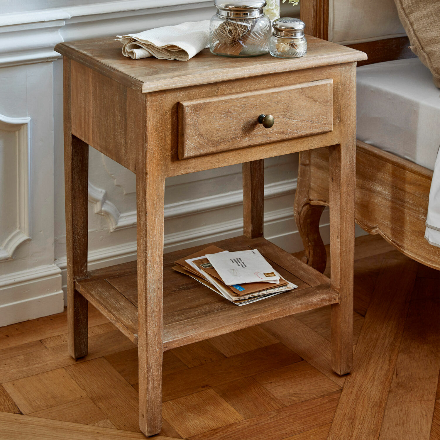 Nachttisch aus hellem Holz mit Schublade und Ablagefach, natürlicher Holzton für Schlafzimmer