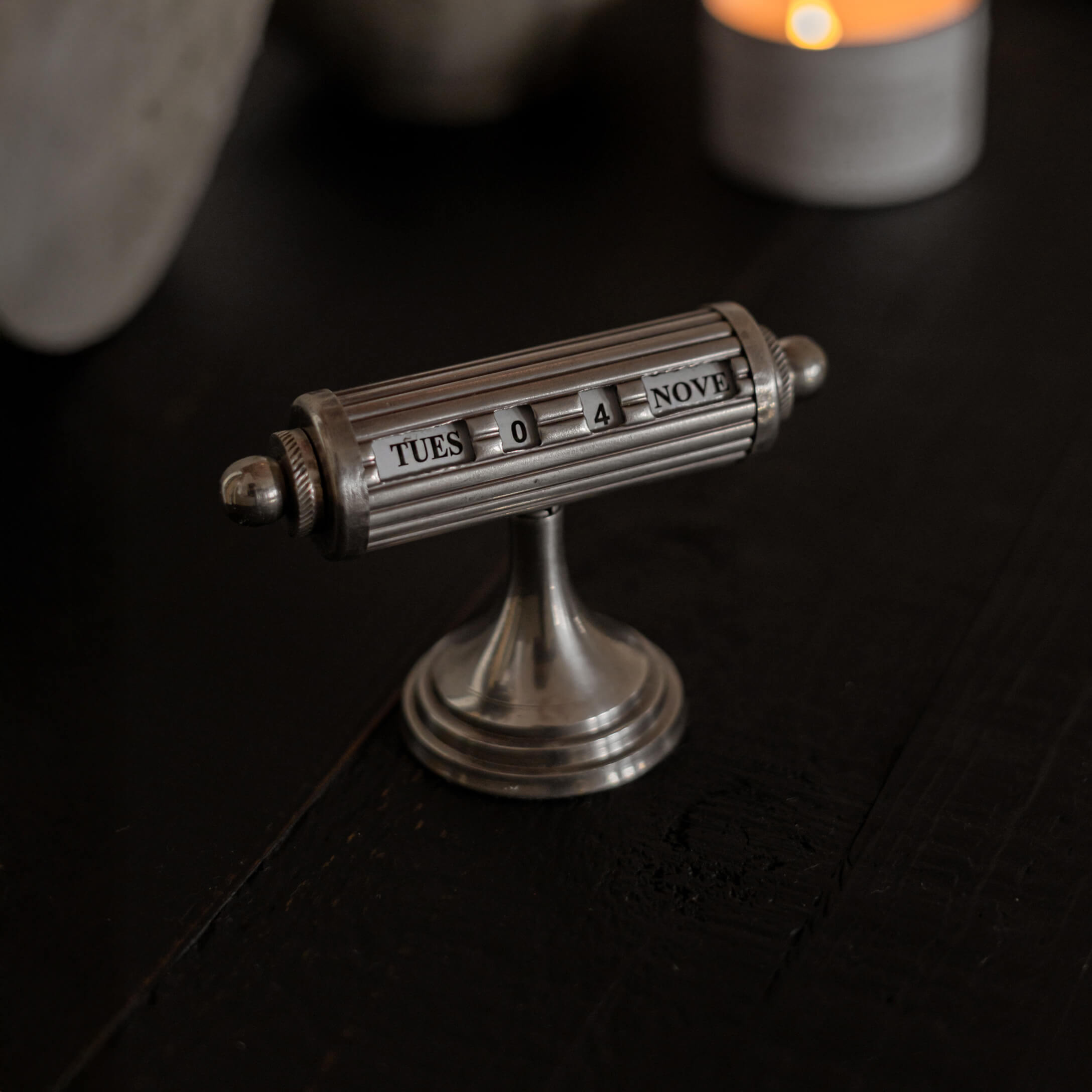 Silberner Metall-Schreibtischkalender mit drehbaren Rollen zur Anzeige von Datum und Wochentag