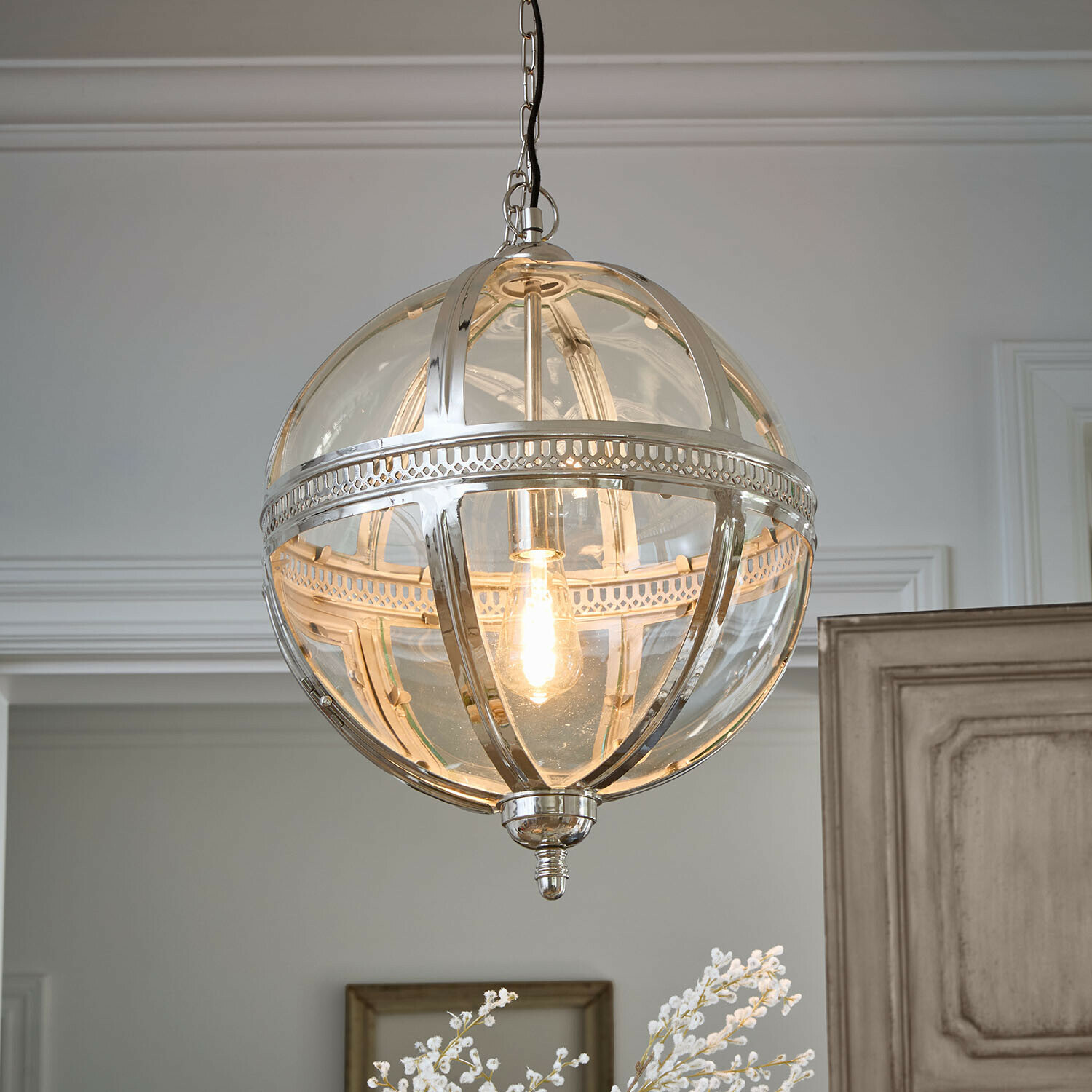 Glaskugel-Hängeleuchte mit silbernem Metallgestell und sichtbarer Glühbirne, Wohnzimmerbeleuchtung