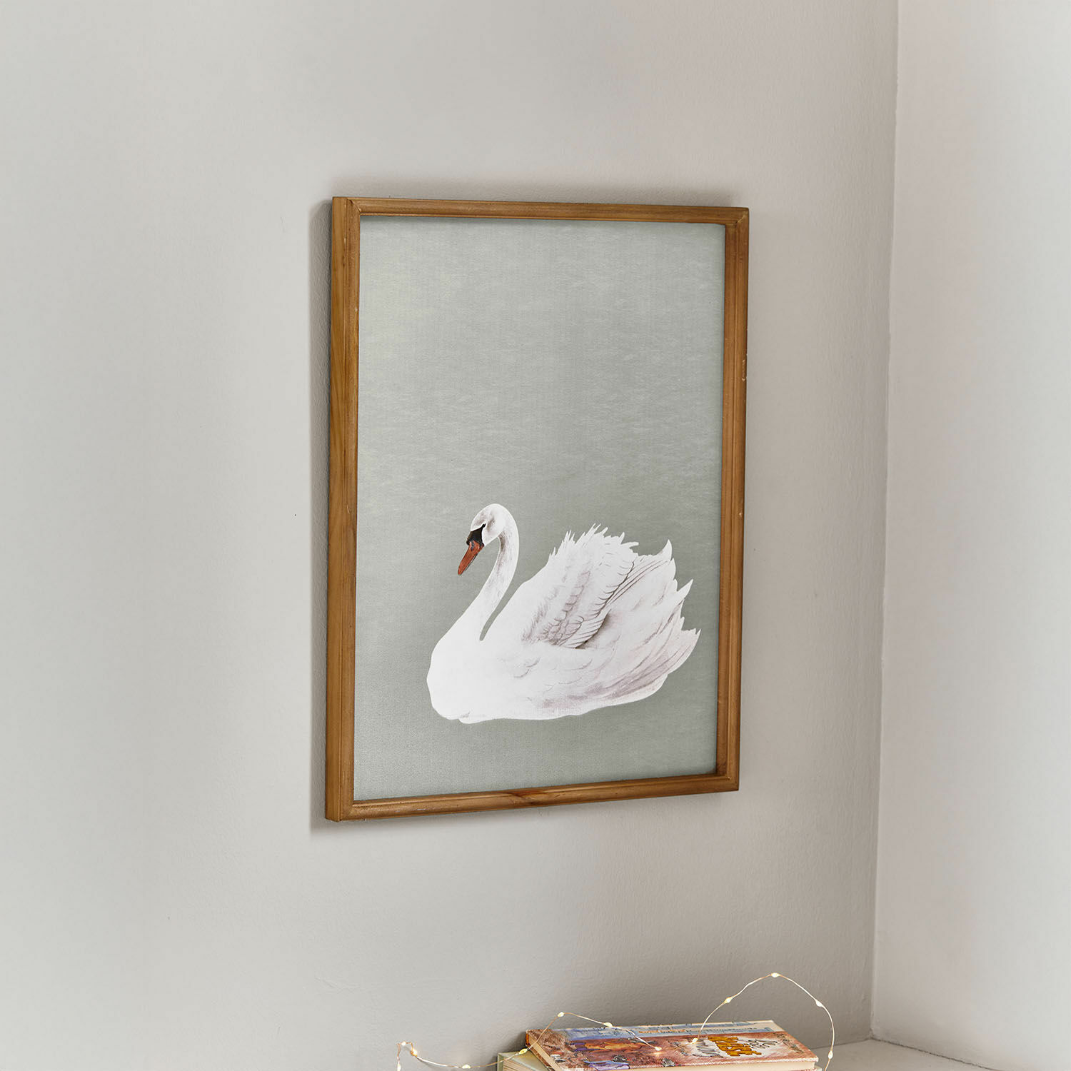 Bild mit weißem Schwan auf grauem Hintergrund in Holzrahmen, stilvolle Wanddekoration