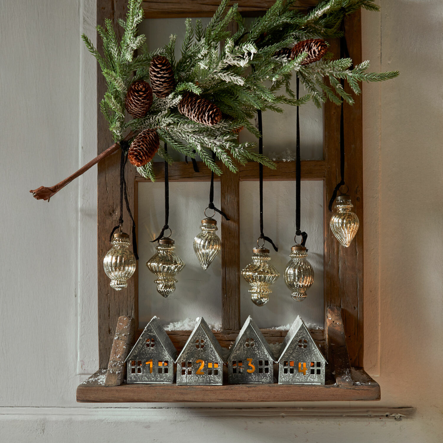 Weihnachtskugel 6er Set Everelles Metallhäuser mit Zahlen 1-4 und Beleuchtung, hängende Glasornamente und Tannenzweig als Dekoration
