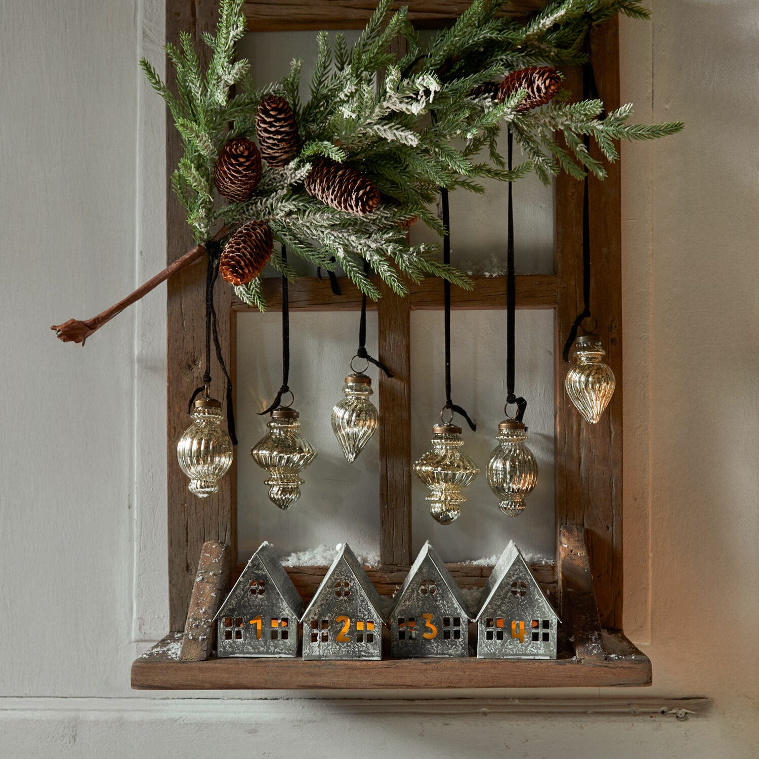 Weihnachtskugel 6er Set Everelles Metallhäuser mit Zahlen 1-4 und Beleuchtung, hängende Glasornamente und Tannenzweig als Dekoration