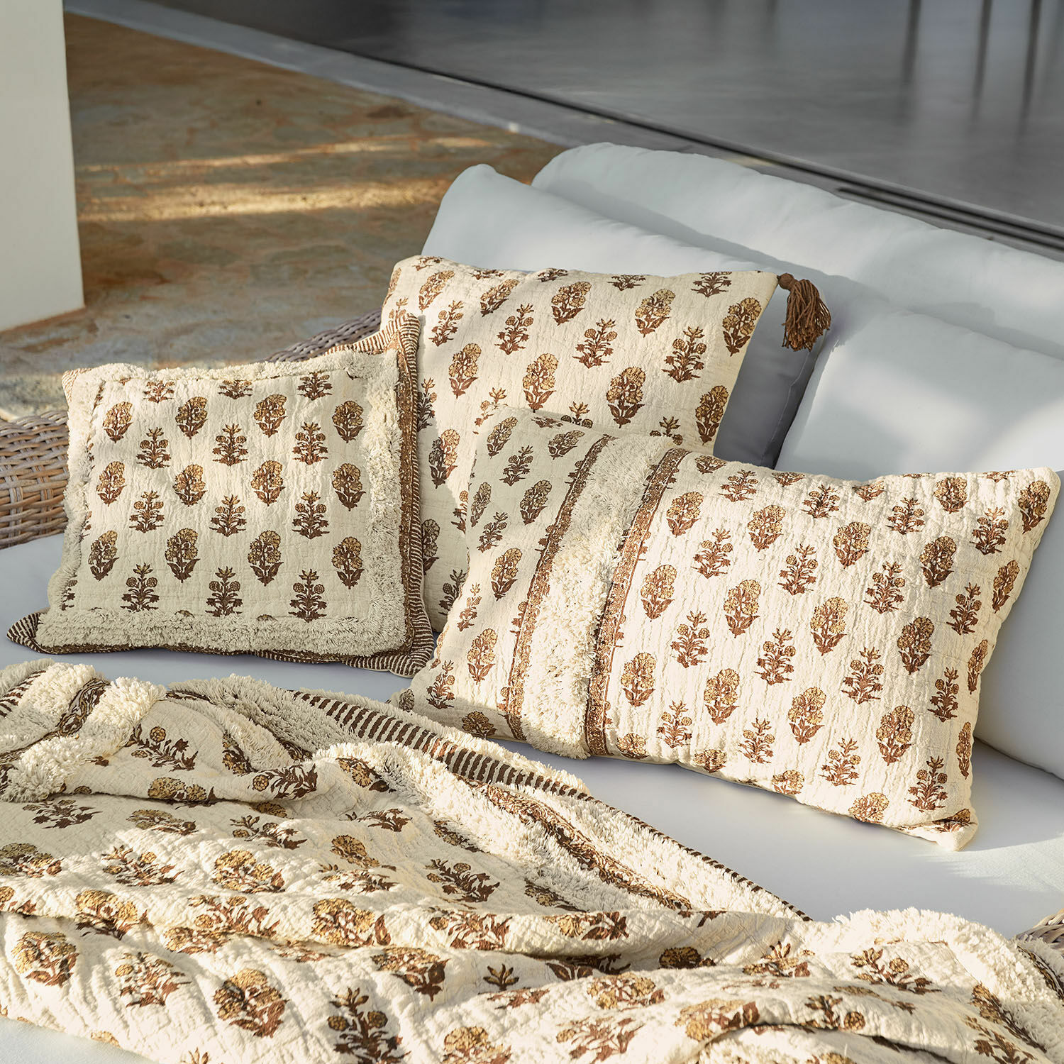 Kissenhülle 3er Set Arsalan Beiges Baumwollkissen- und Decken-Set mit braunem Blumenmuster für Wohnzimmer
