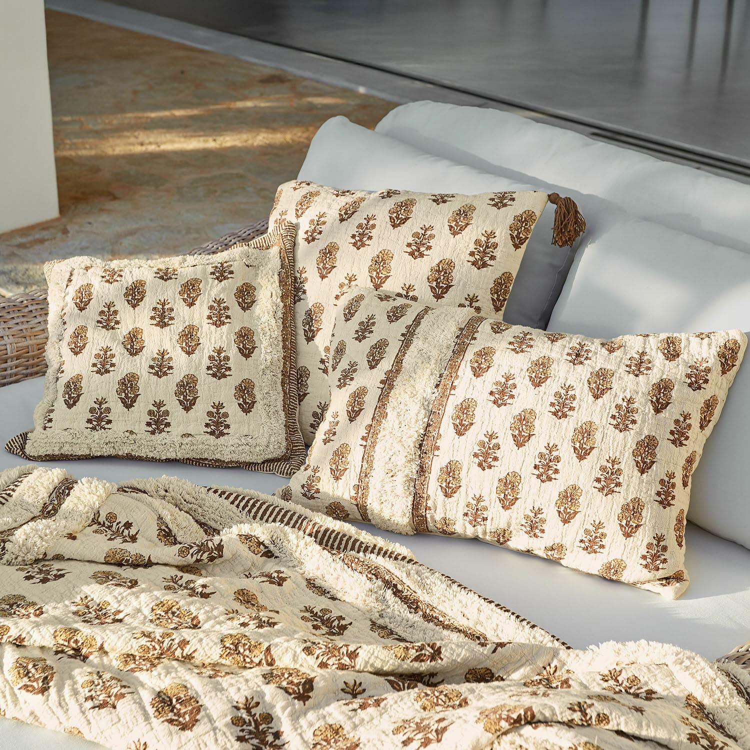 Kissenhülle 3er Set Arsalan Beiges Baumwollkissen- und Decken-Set mit braunem Blumenmuster für Wohnzimmer